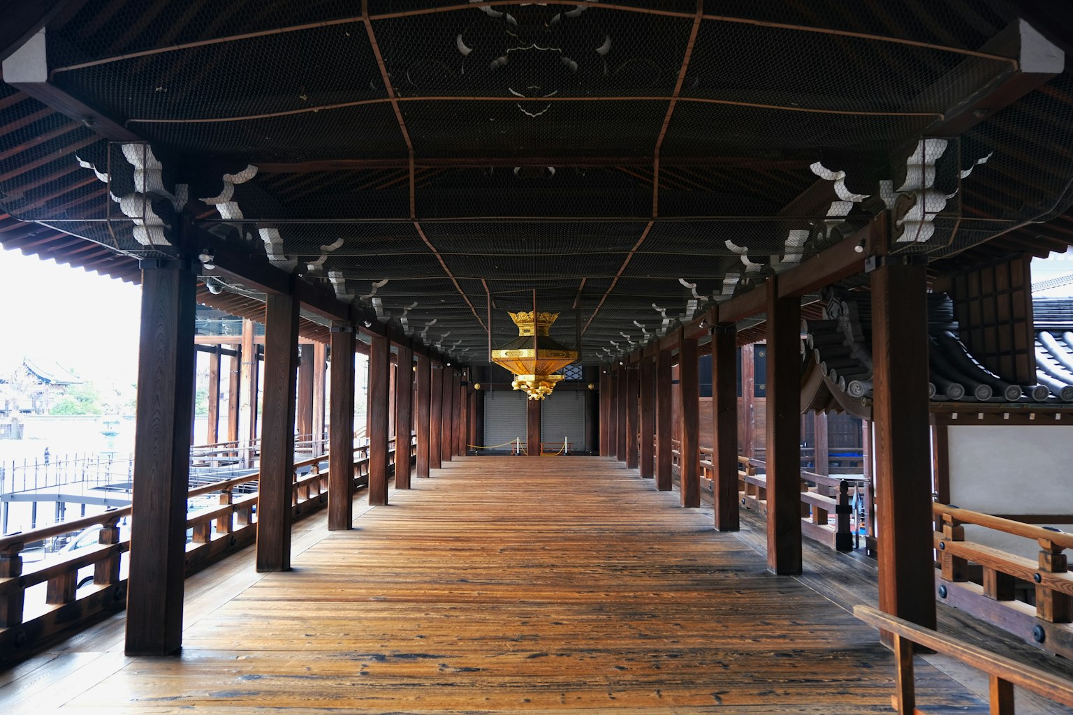 傳統日本建築走廊，特色是木地板和柱子