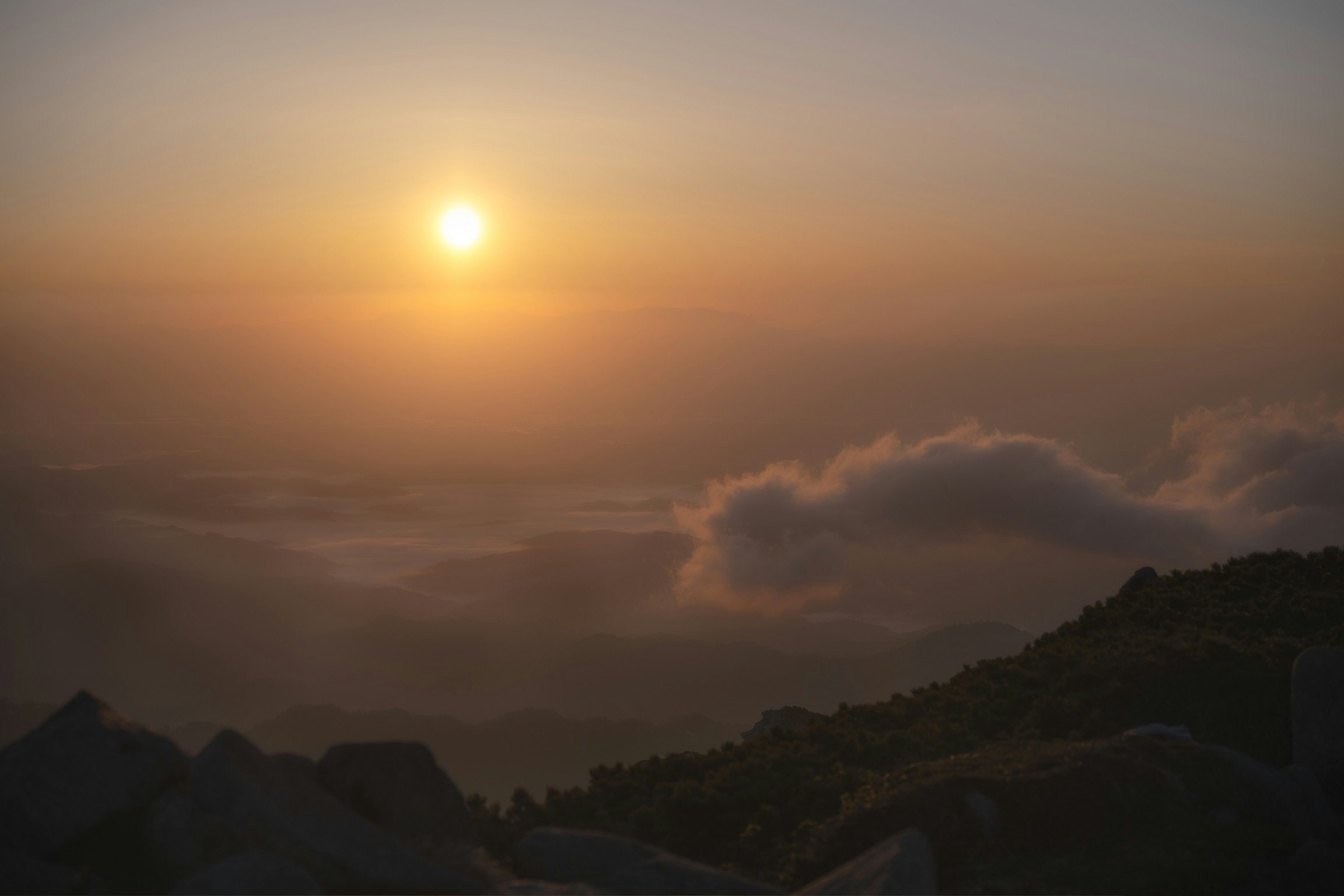 登山の朝日が差し込む山稜の風景