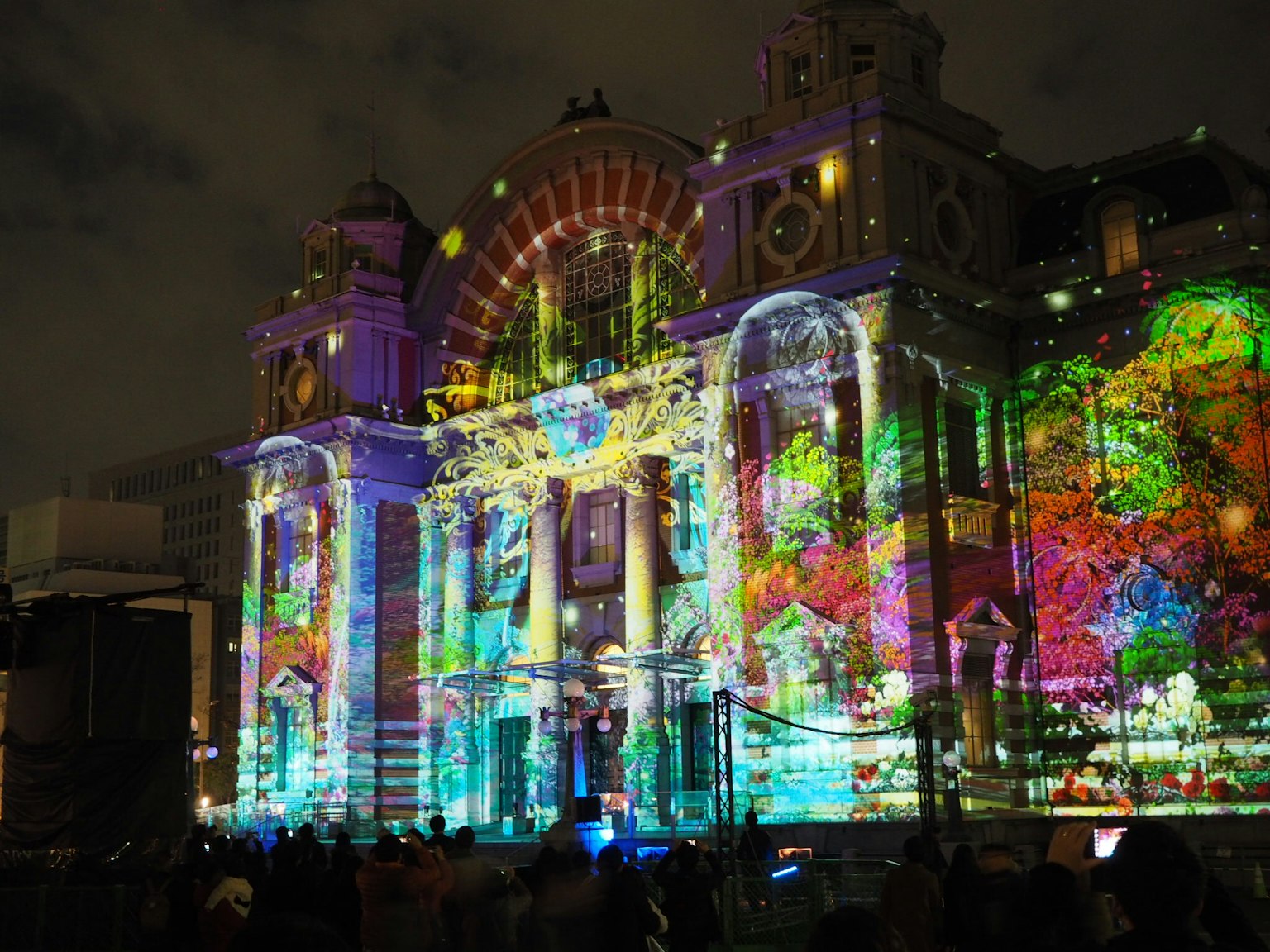 Proiezioni colorate su un bell'edificio di notte