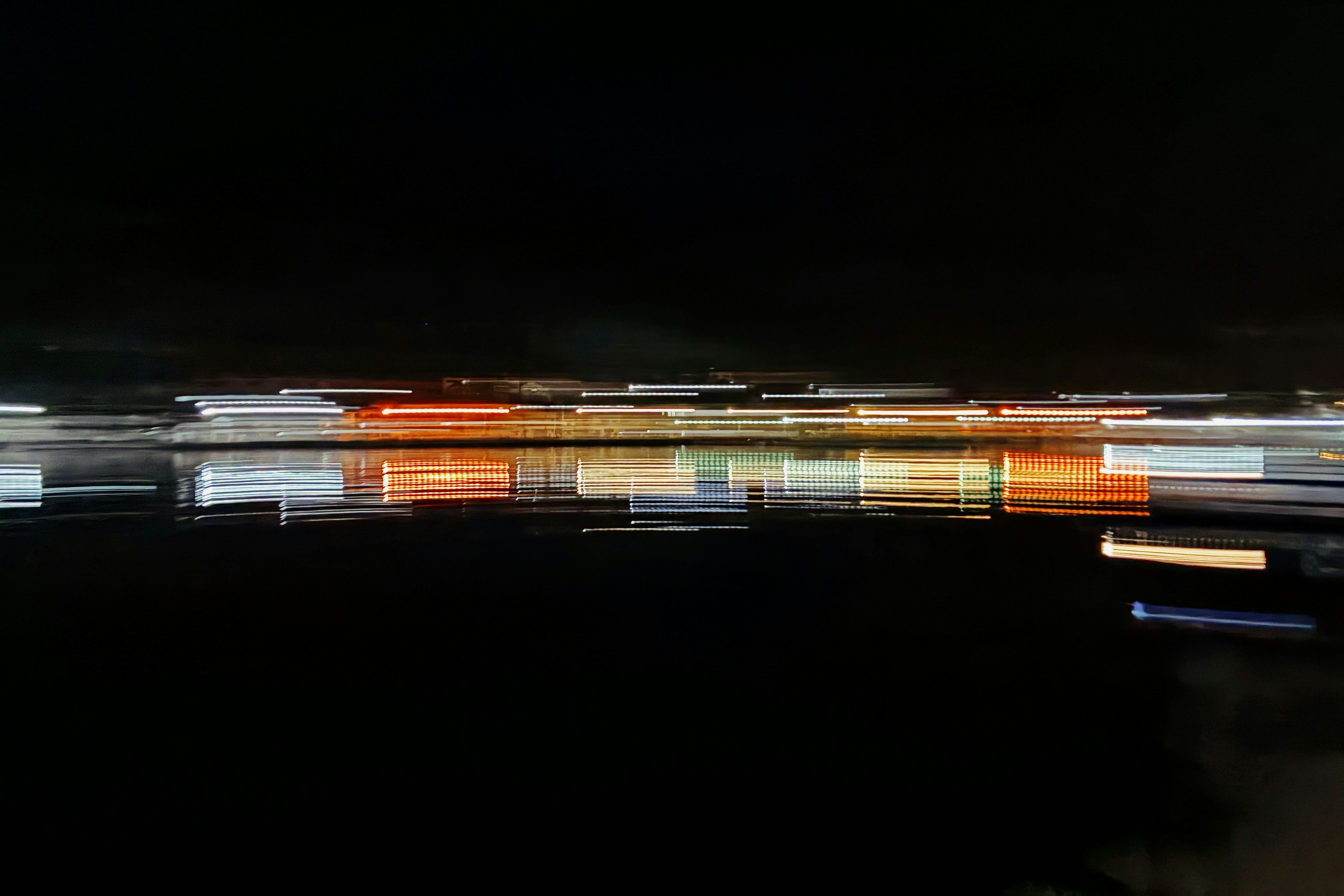 夜の都市の光の流れが映る抽象的な画像