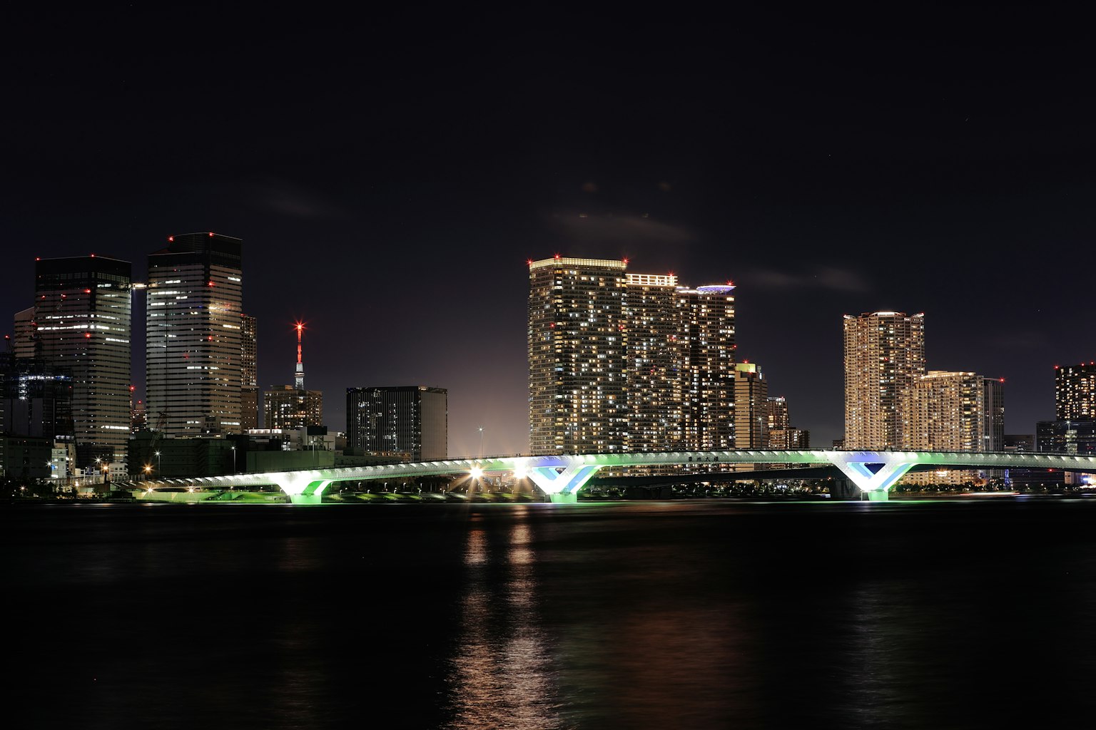 夜晚城市景觀，燈光閃爍的建築和發光的橋
