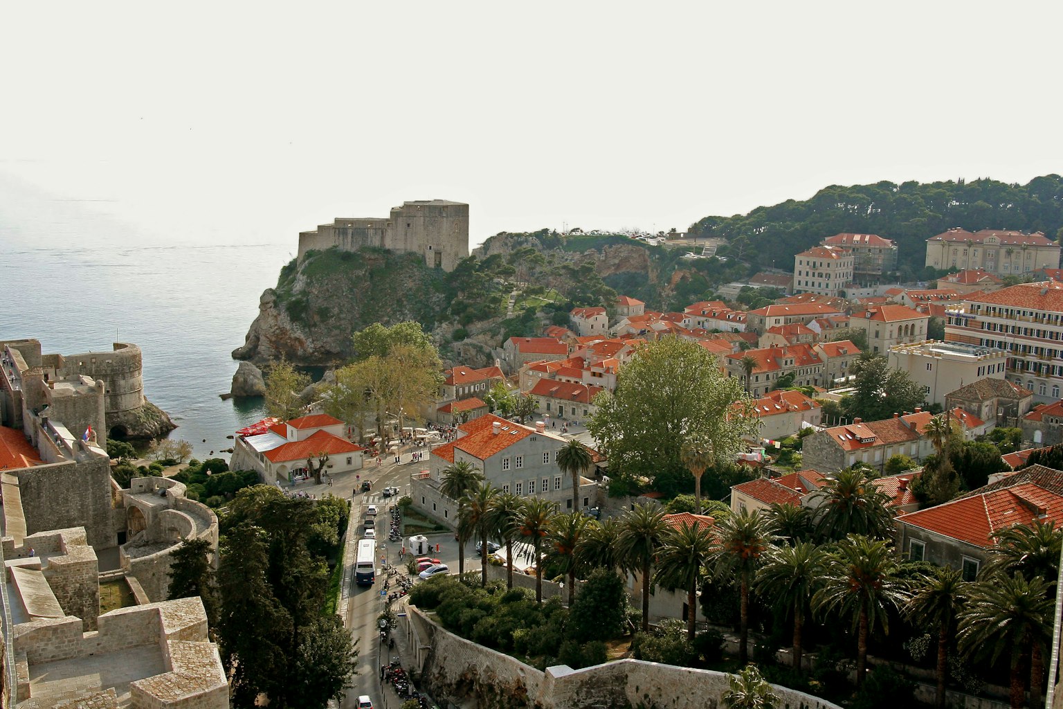 Khung cảnh đẹp của Dubrovnik với những ngôi nhà mái đỏ và một lâu đài nhìn ra biển