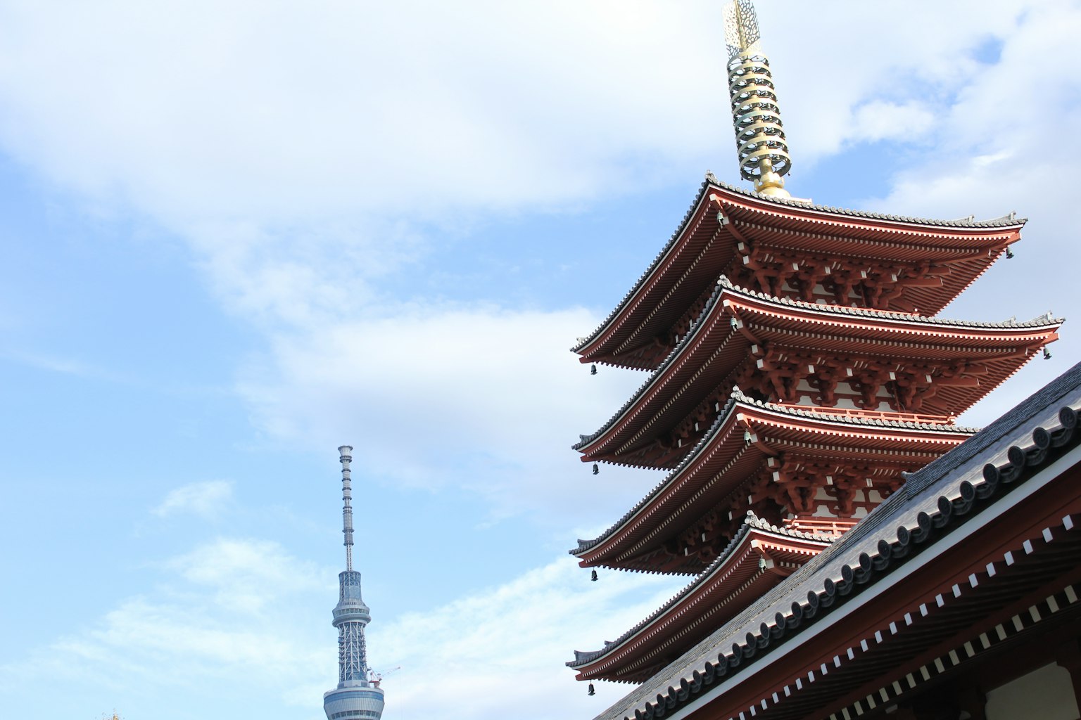 Tokyo Skytree e pagoda a cinque piani sotto un cielo blu