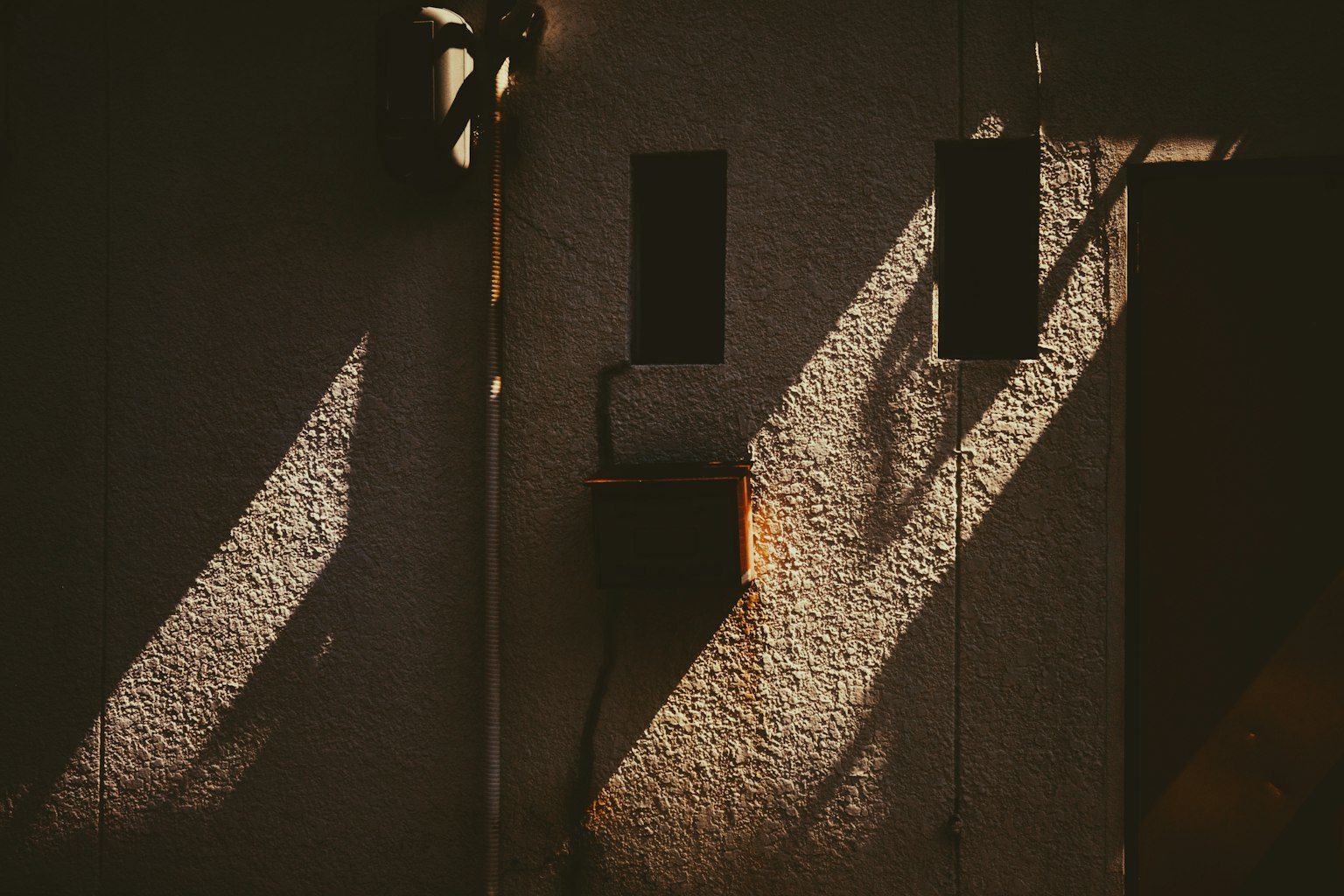 Foto de una pared con sombras bellamente proyectadas