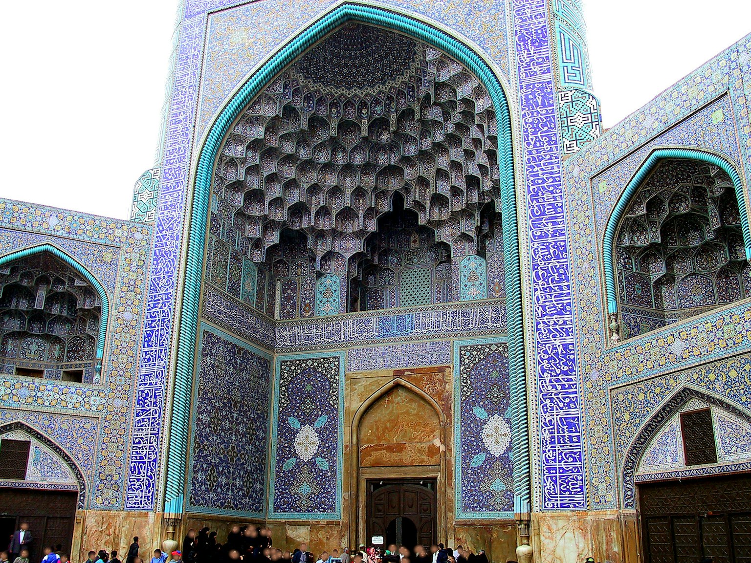Entrée de mosquée magnifique avec des décorations complexes et des carreaux bleus