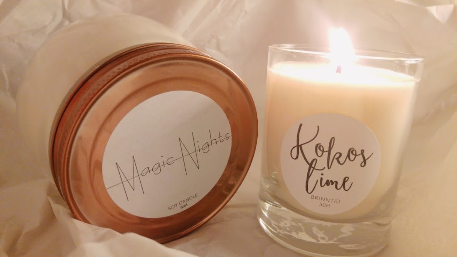 Immagine che mostra una candela accesa e un vaso decorativo