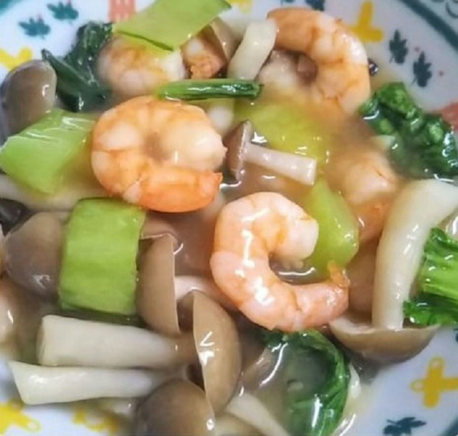 一盤炒蝦和蔬菜