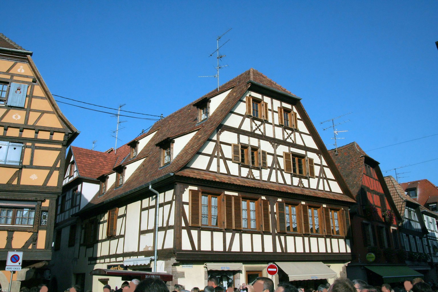 Maison à colombages traditionnelle sous un ciel bleu
