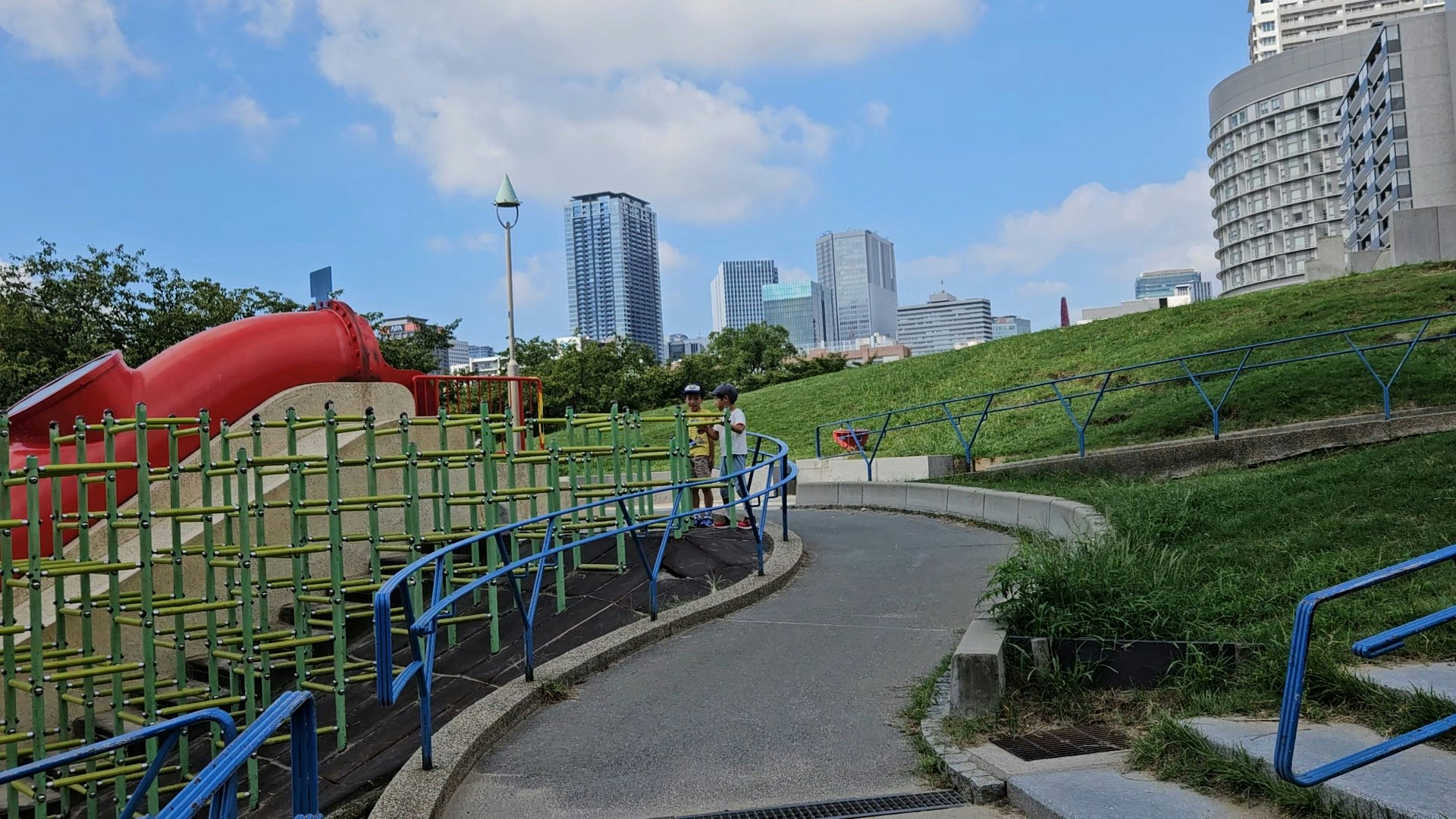 扇町公園の遊具と芝生のある散策路