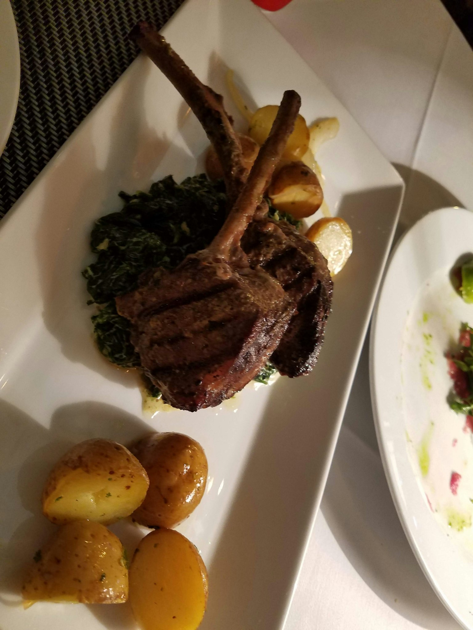 Deliziose costolette d'agnello servite con patate e verdure