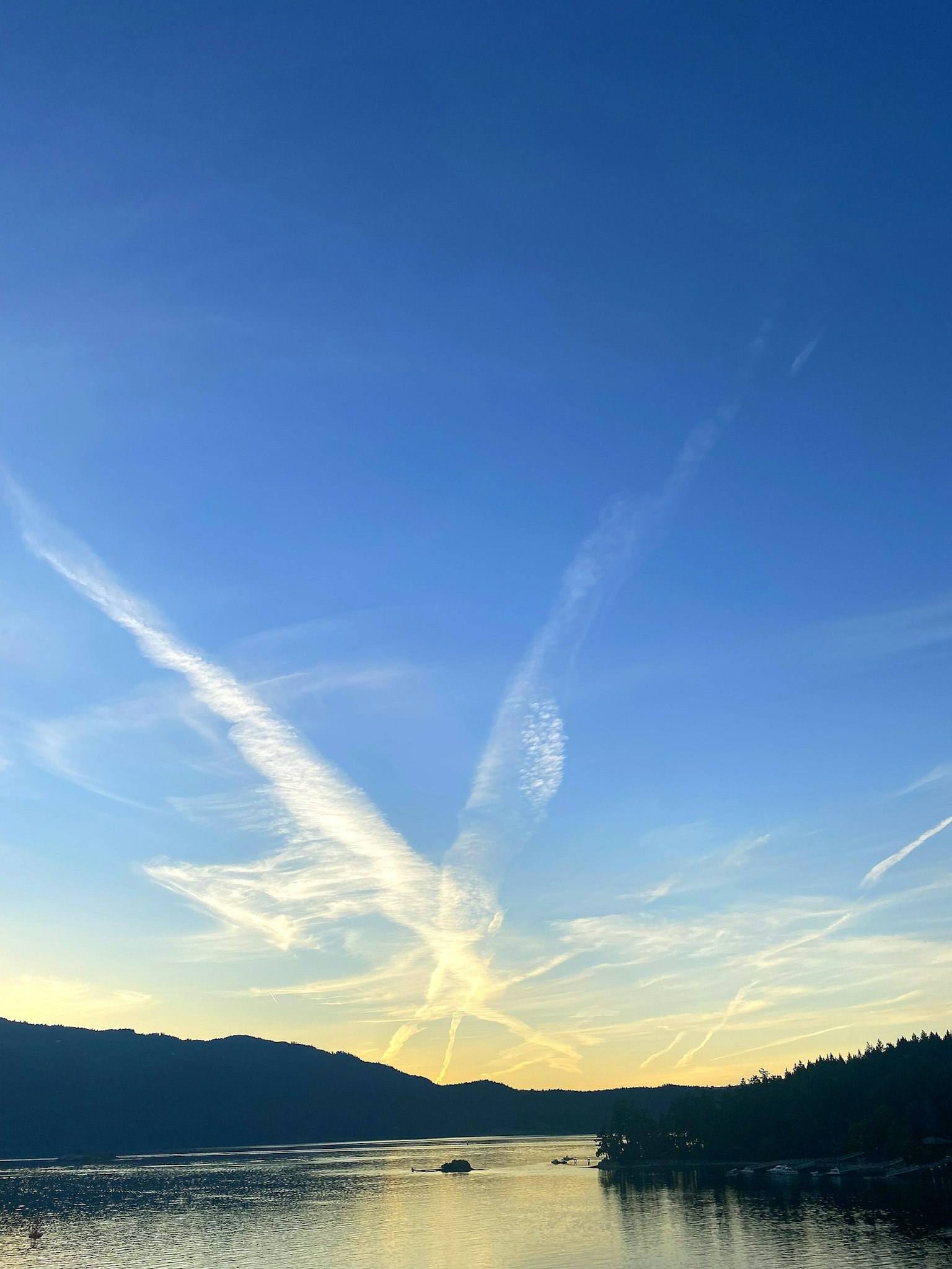 Hermoso cielo azul con patrones de nubes y siluetas de montañas