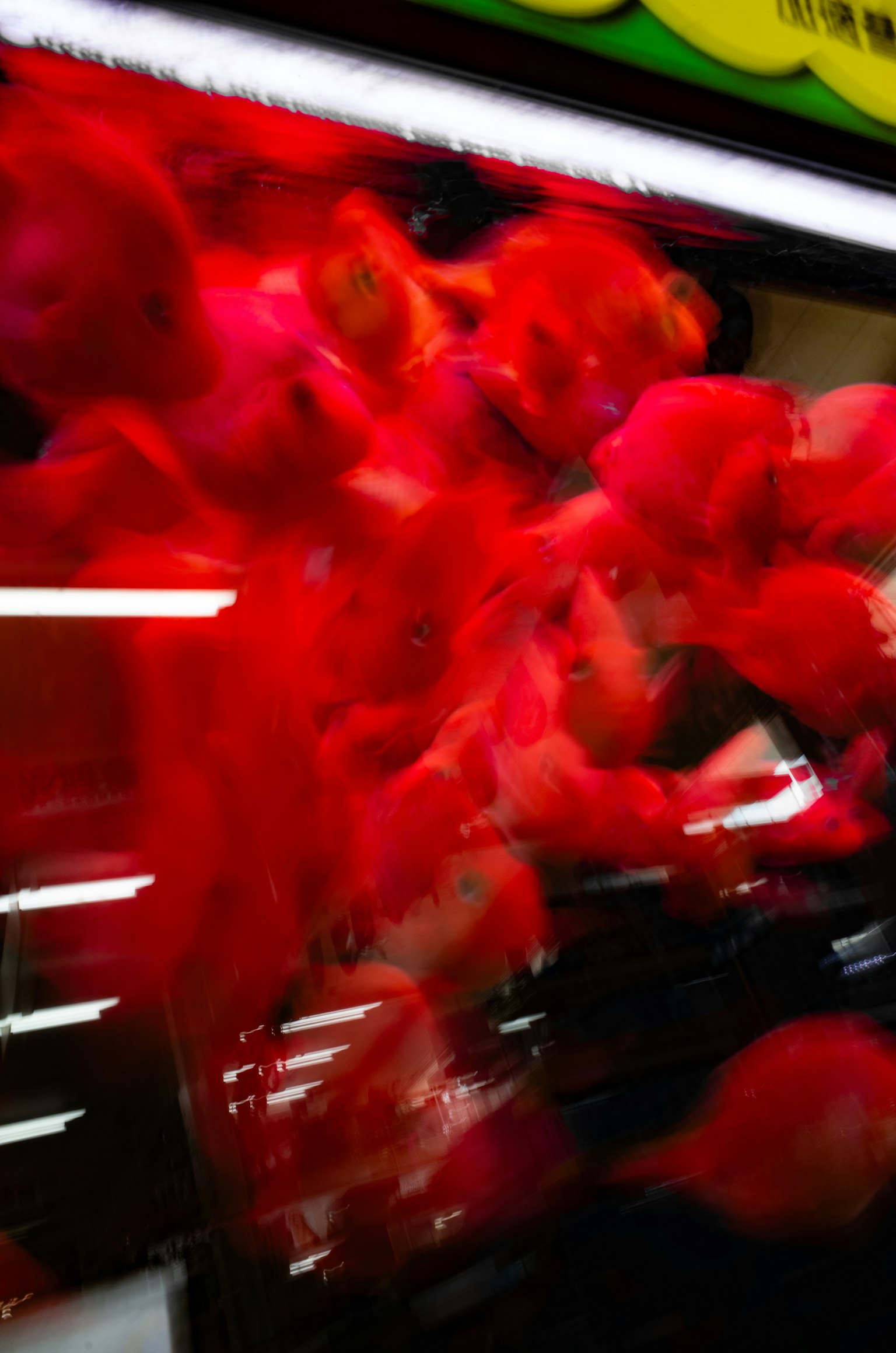 어두운 회색 배경과 간단한 디자인