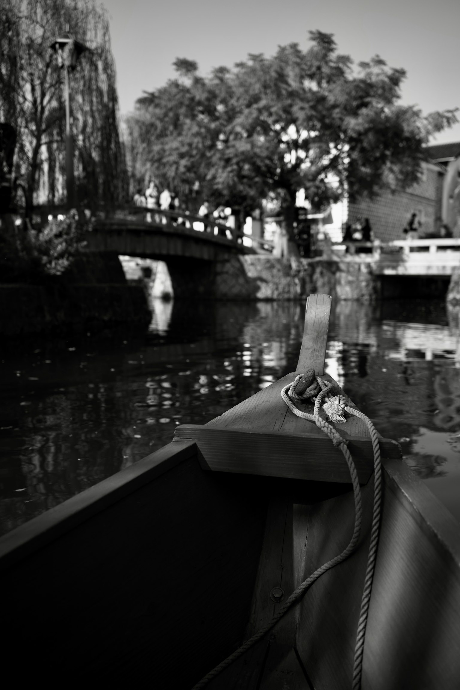 มุมมองจากเรือที่แสดงเส้นทางน้ำที่เงียบสงบและสะพาน