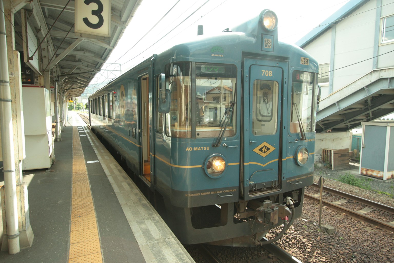Treno blu sulla piattaforma di una stazione ferroviaria