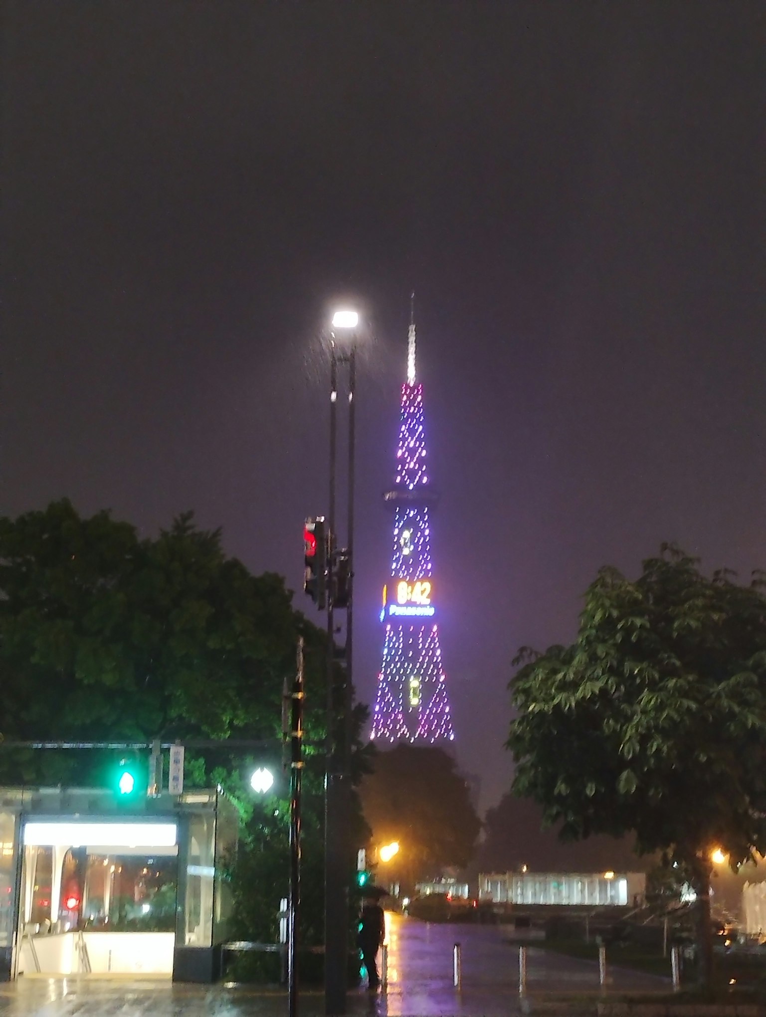 Nachtansicht des Nagoya Fernsehturms, der bei Regen lila beleuchtet ist