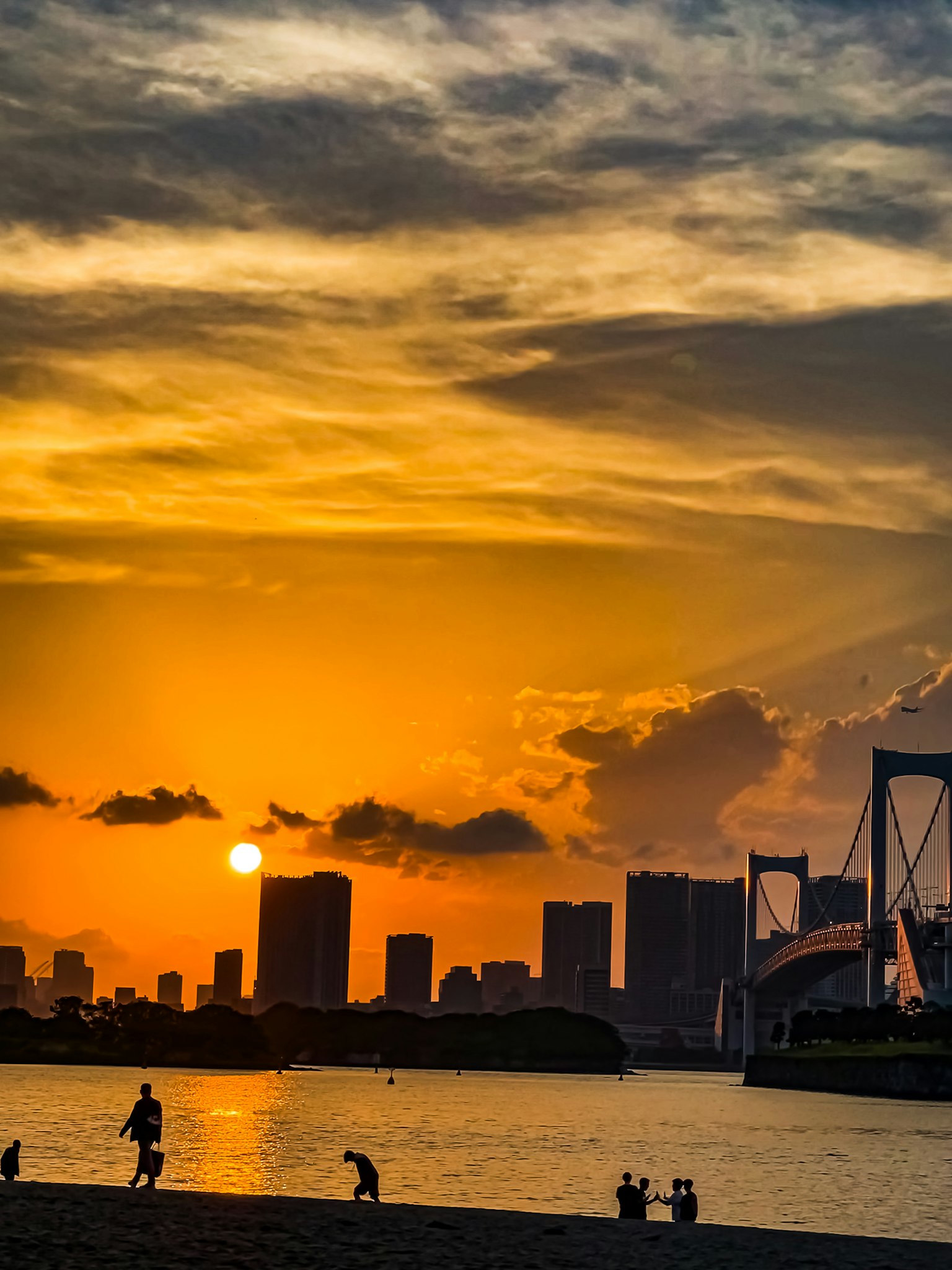 Tramonto sulla baia di Tokyo con il ponte Rainbow e il profilo della città