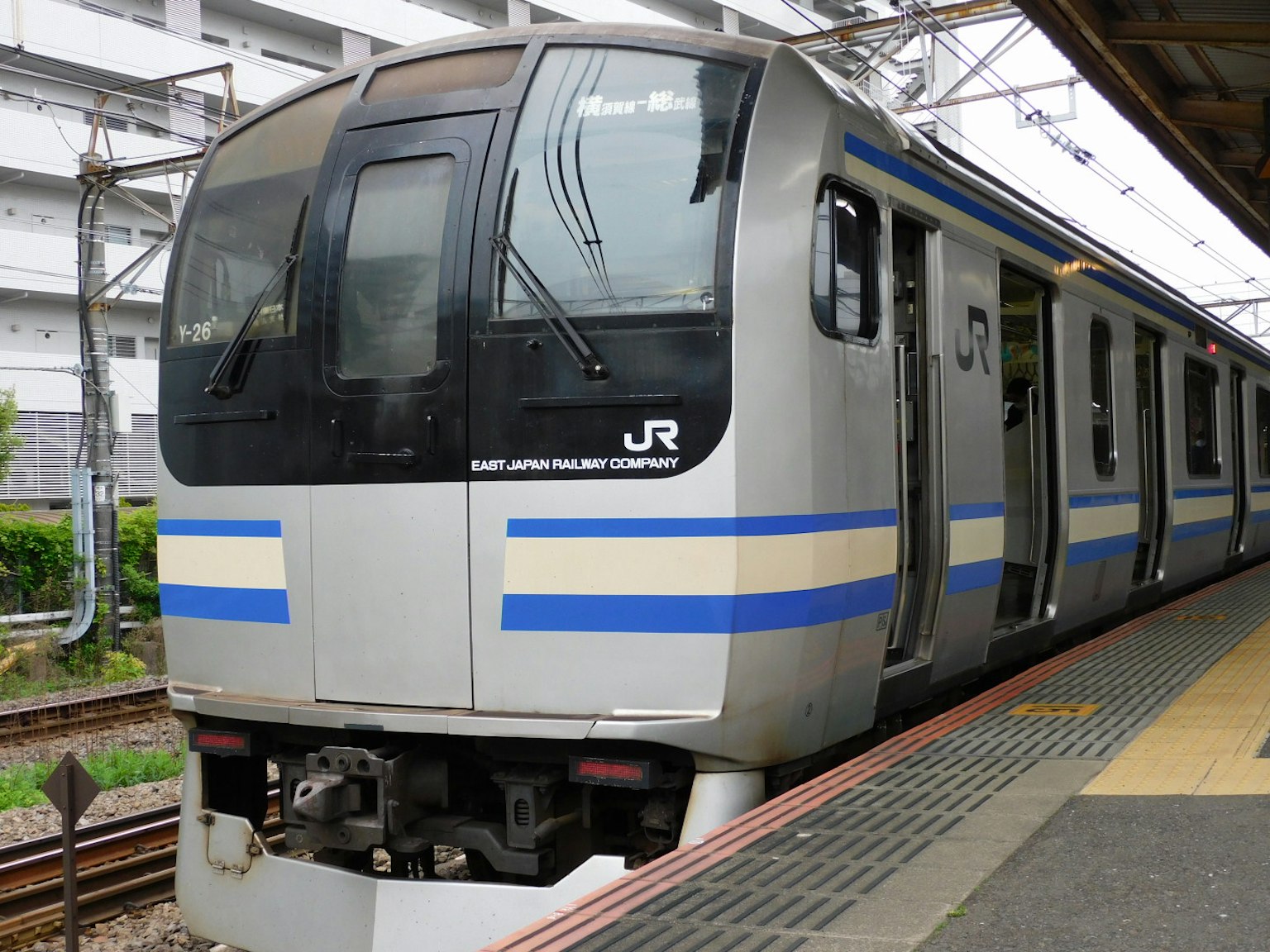銀色帶藍條紋的列車停在車站