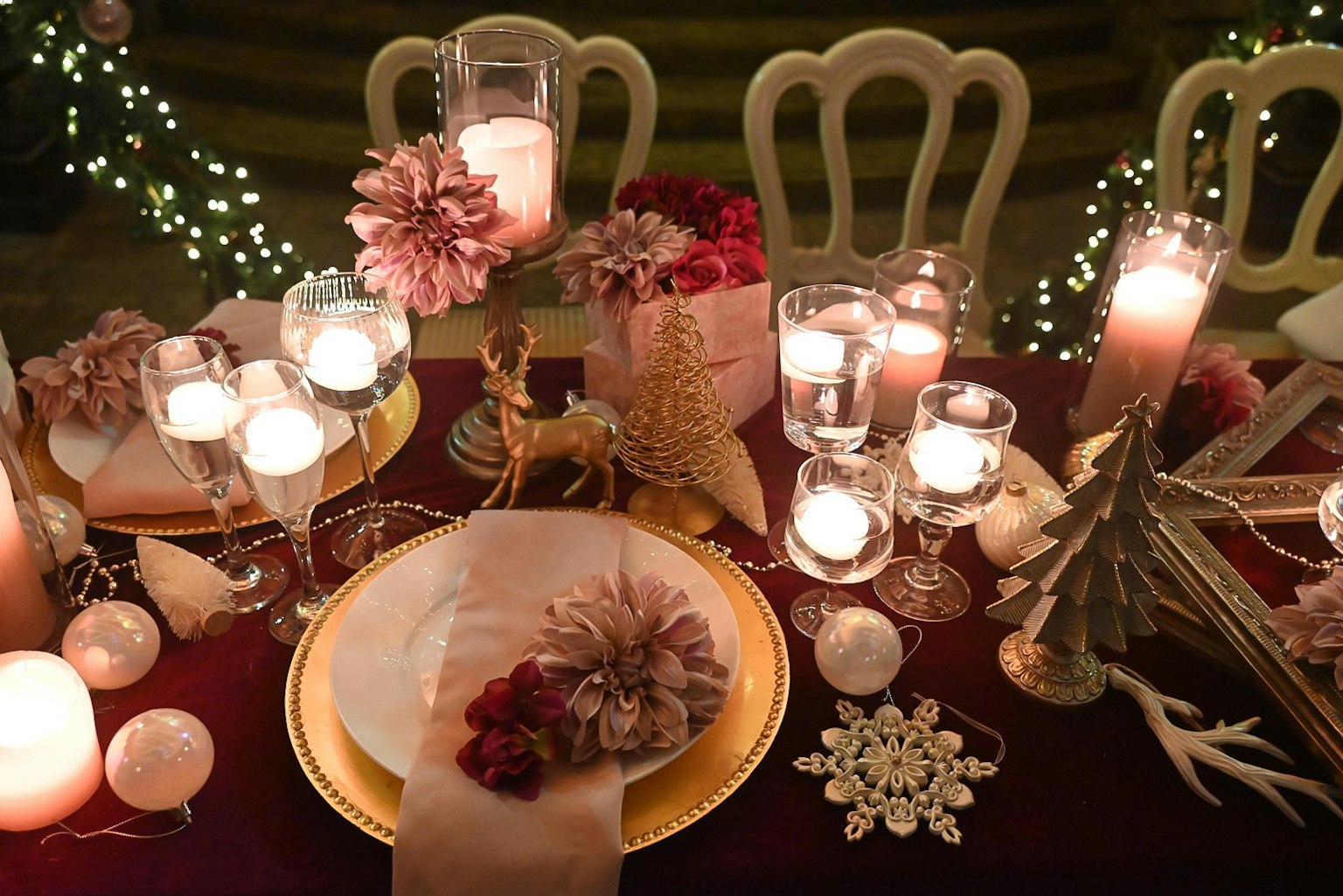 Elegante mesa decorada con velas y flores