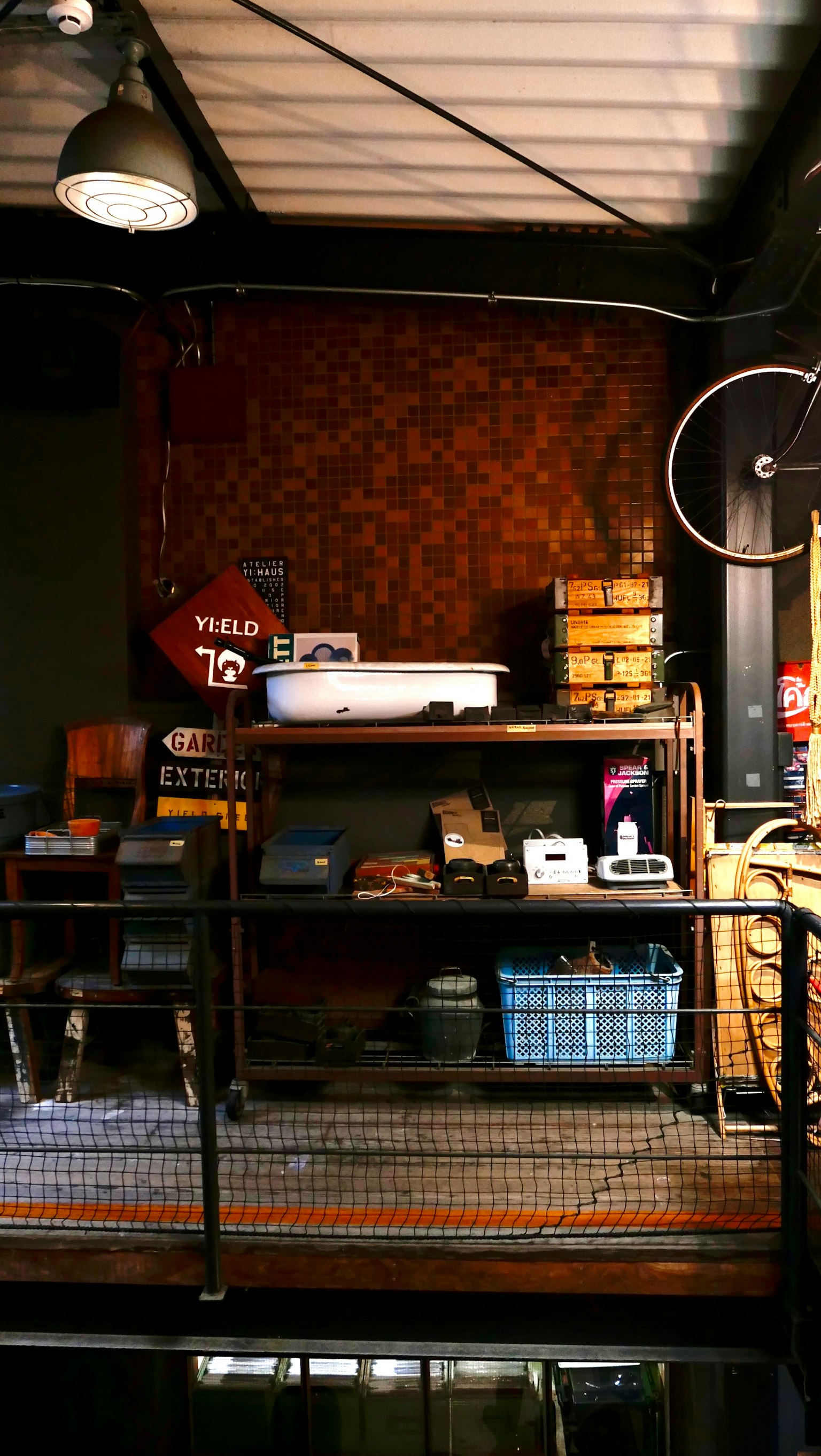 工業的なデザインのインテリアにある棚に置かれた様々なアイテム