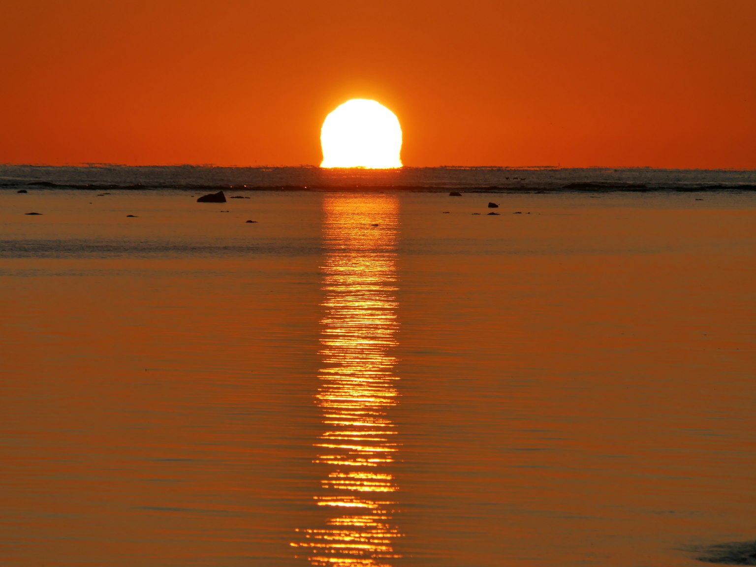 Schöne Szene eines orangefarbenen Sonnenuntergangs, der im Ozean versinkt