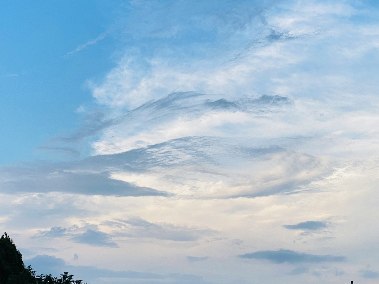 Magnifique paysage nuageux dans un ciel bleu