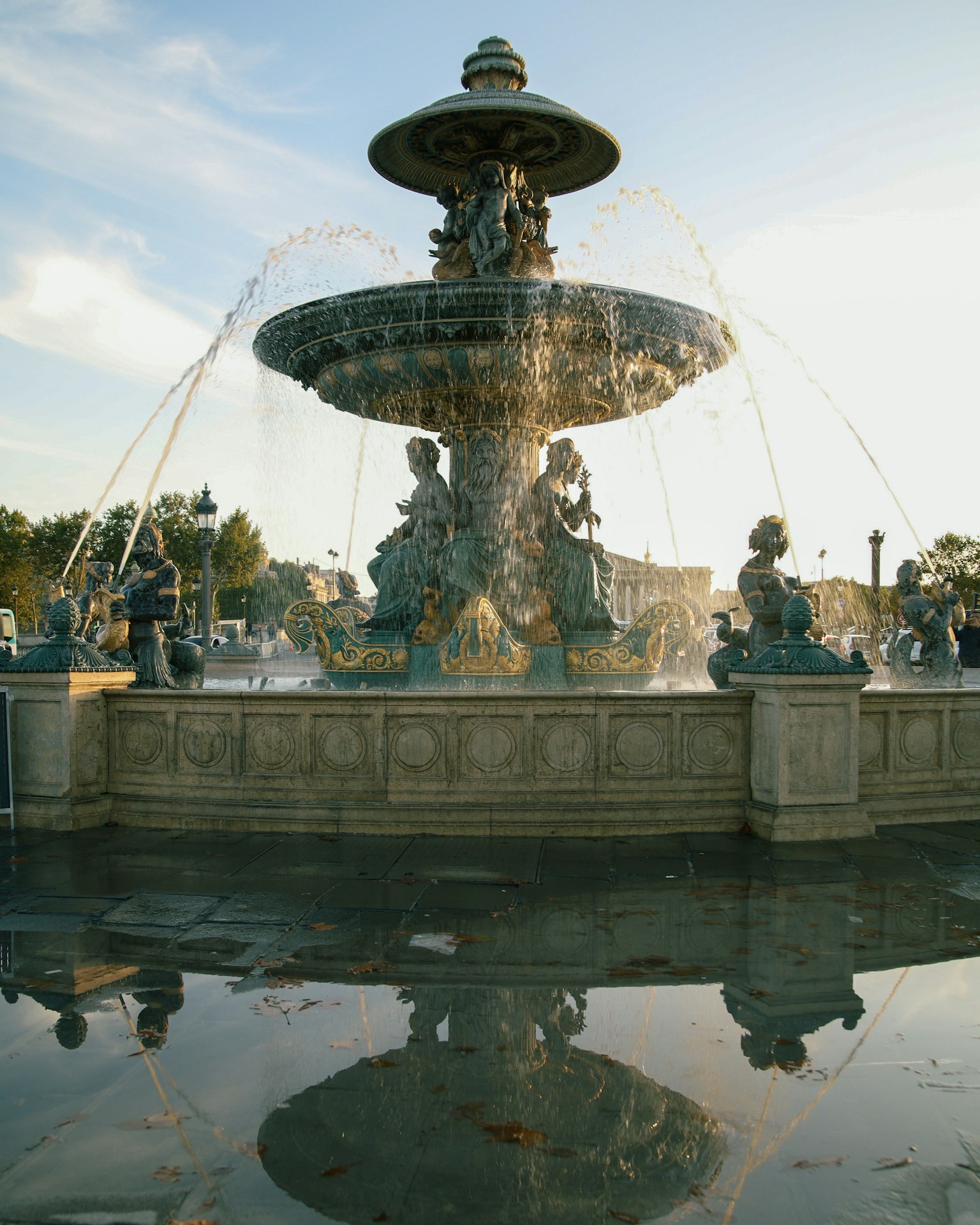 Une belle fontaine avec de l'eau jaillissant entourée de sculptures ornées