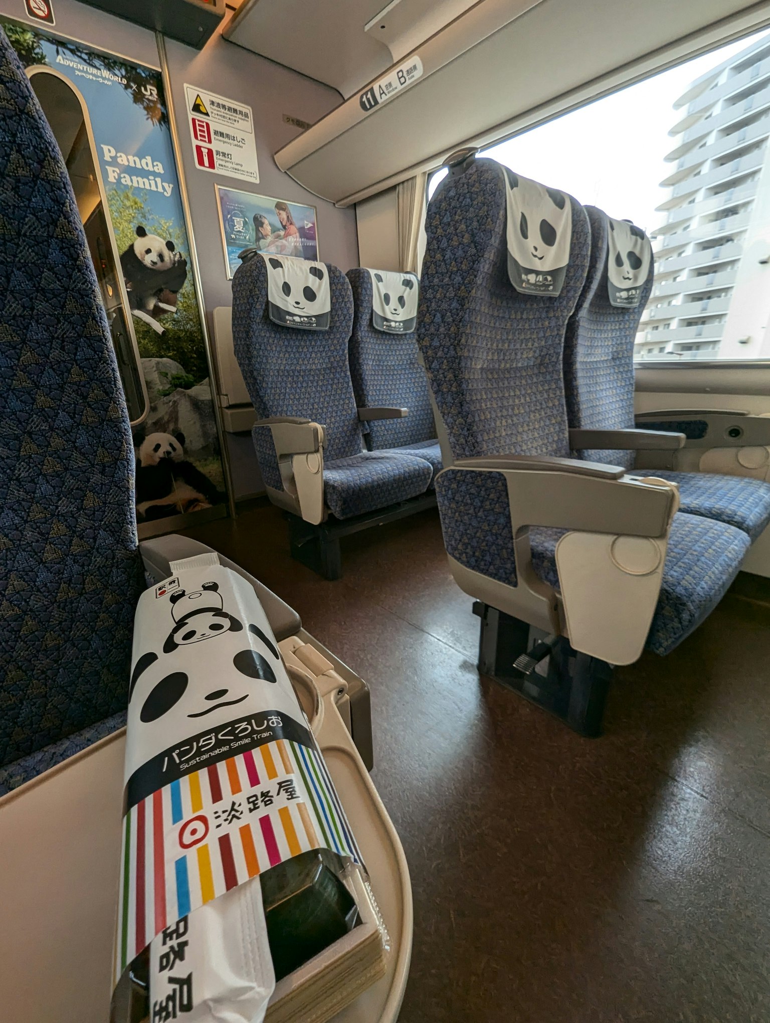 火车内部，带有熊猫主题座椅和窗外景色