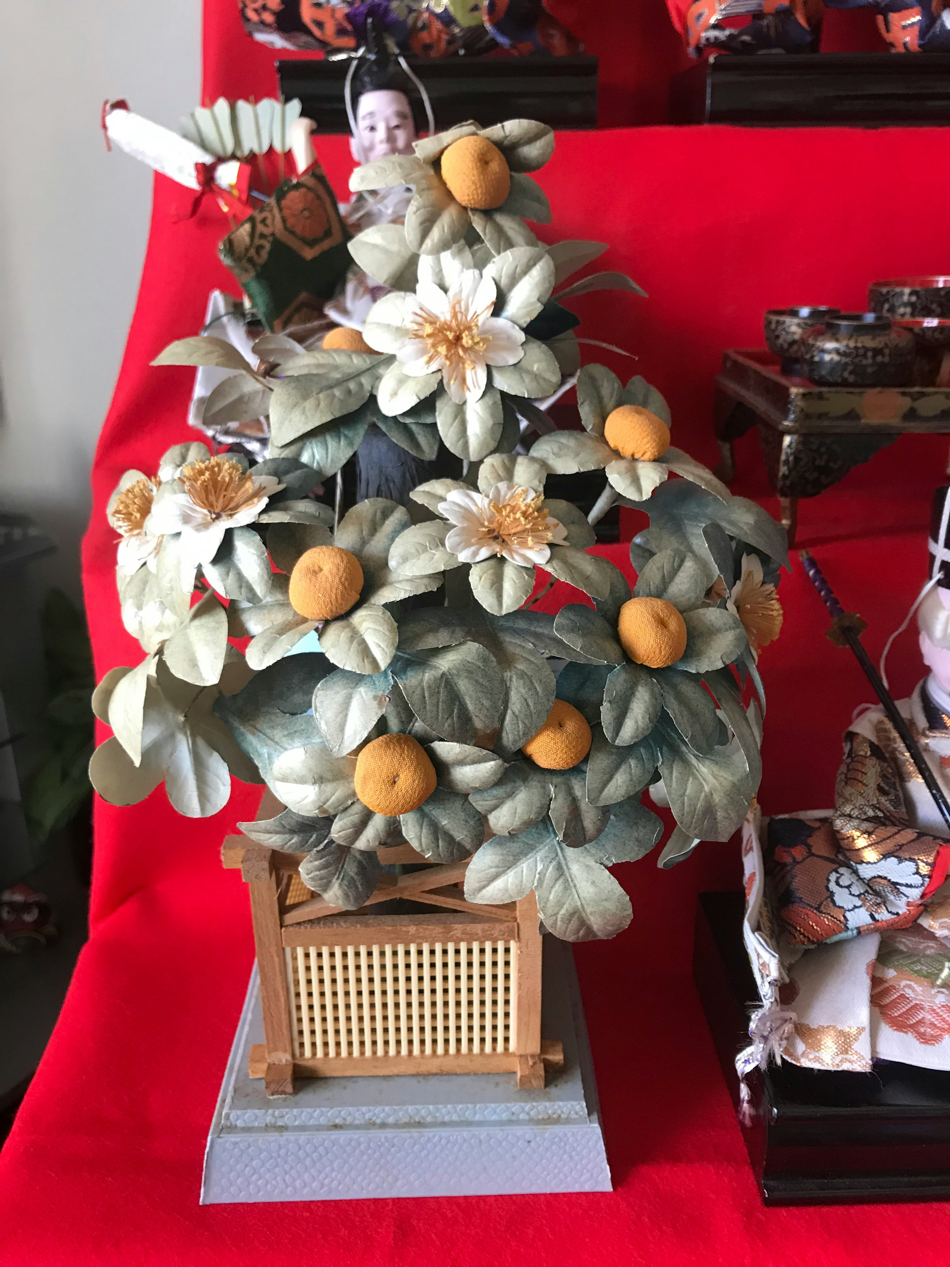 赤い布と木箱に飾られた花束風の装飾