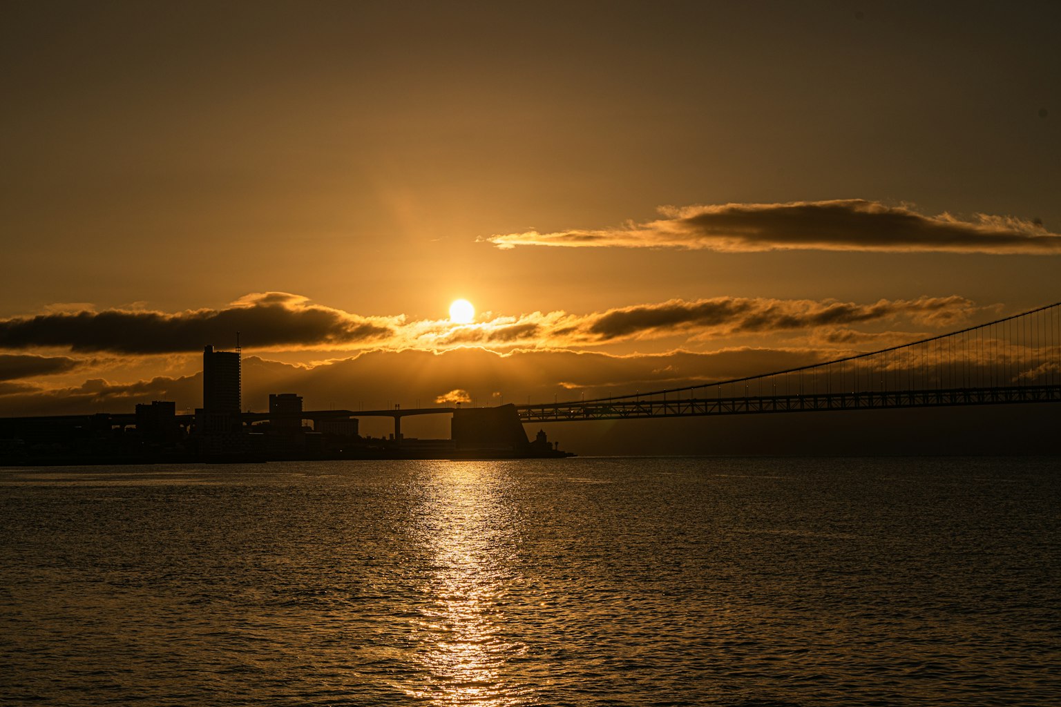 Silhouette eines schönen Sonnenuntergangs über dem Meer