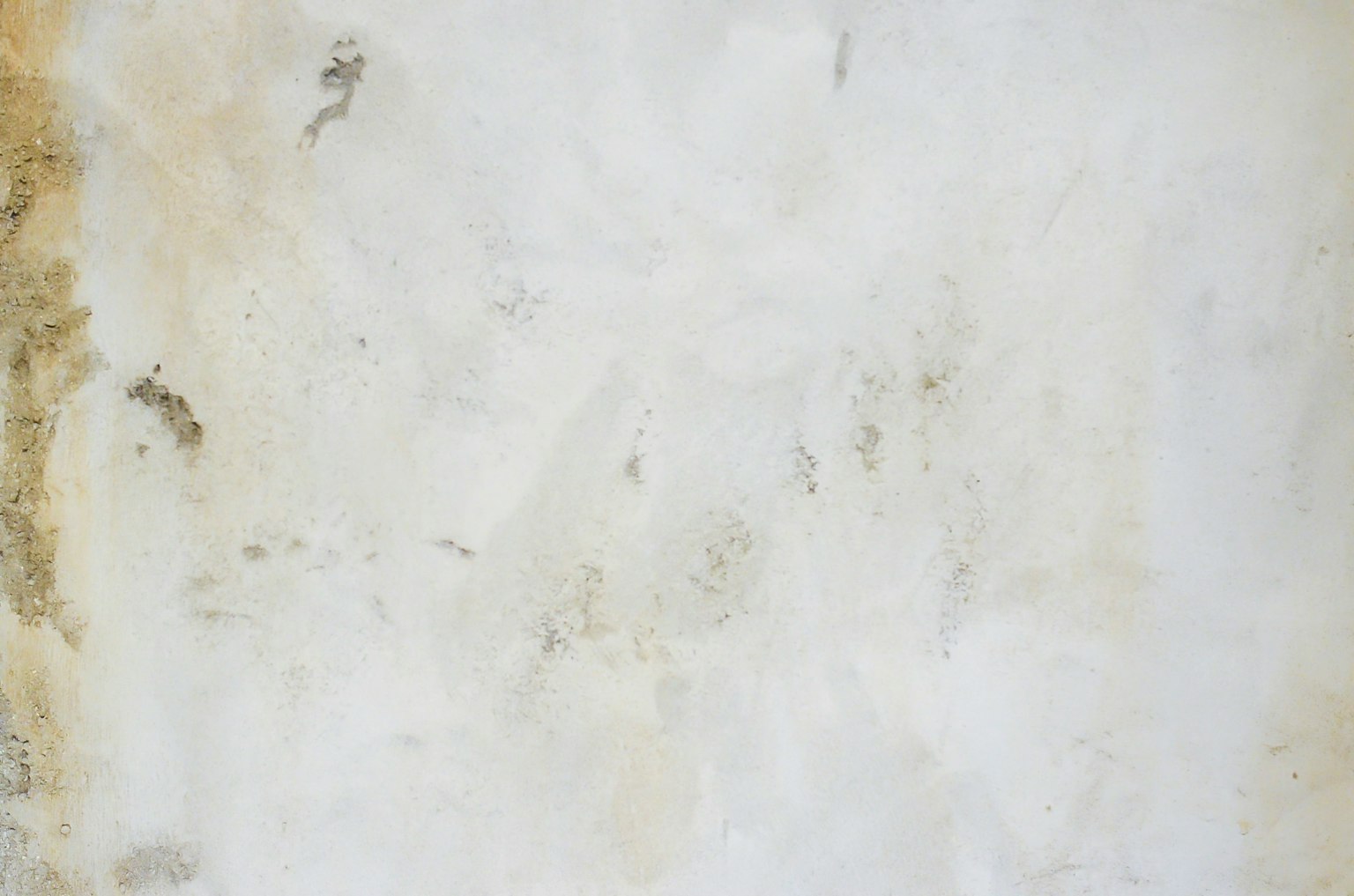 Texturierter weißer Wand mit subtilen Flecken und Markierungen