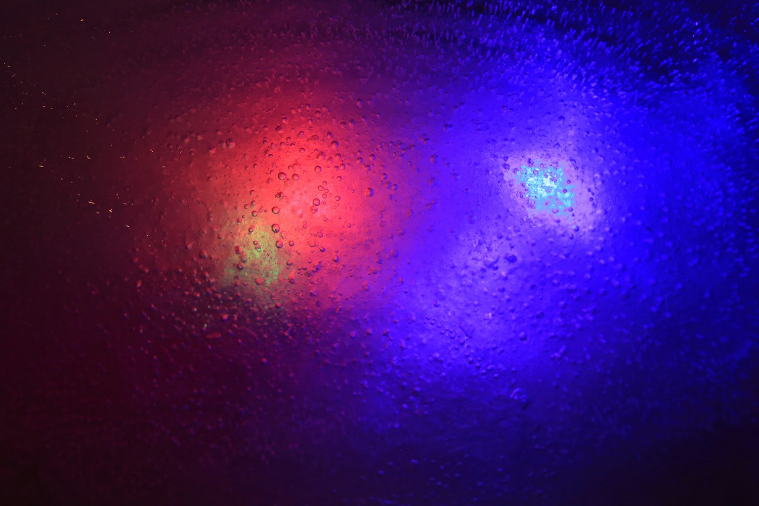 Superficie sfocata che riflette luci rosse e blu