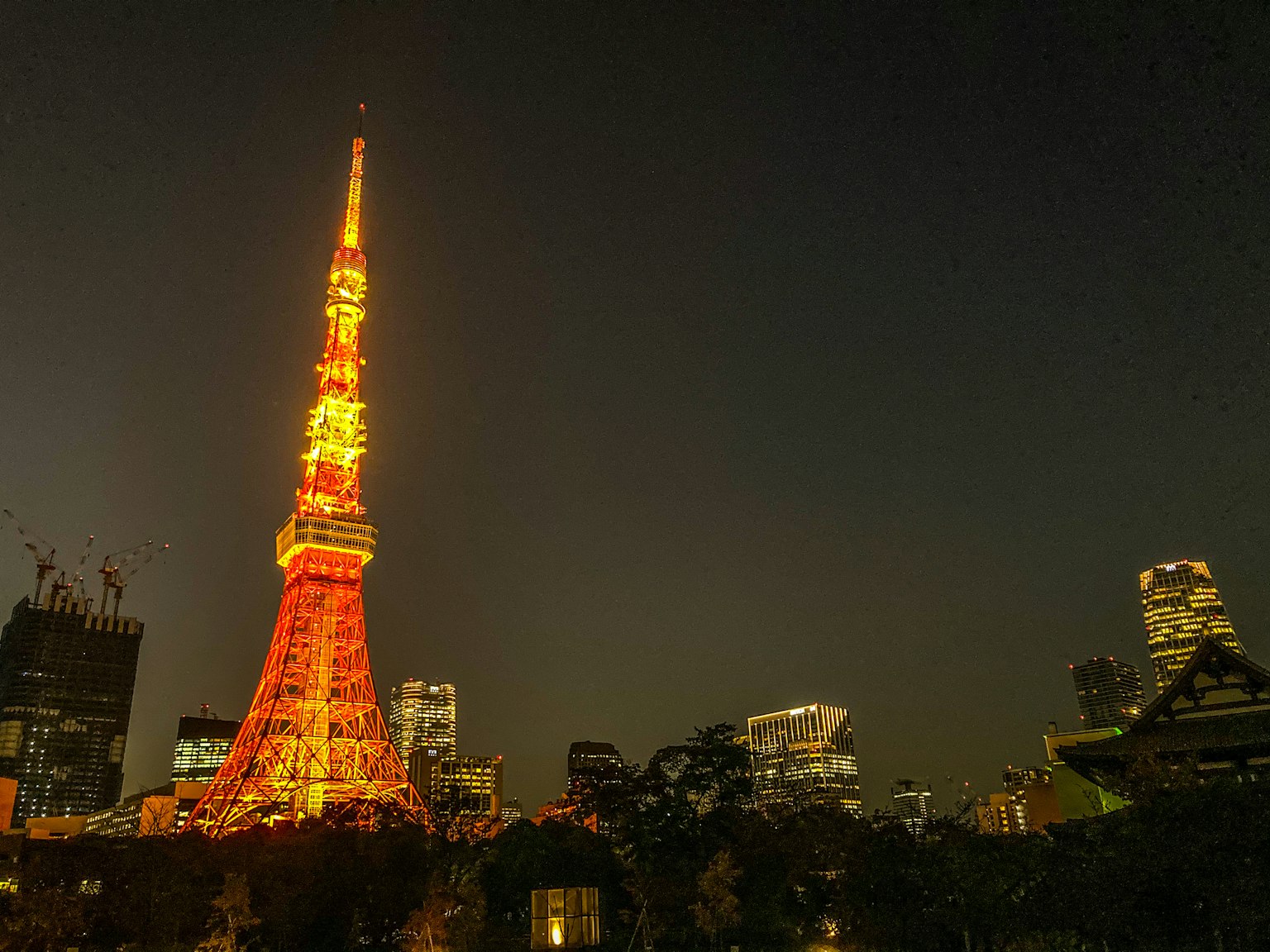 東京塔在夜間被生動的橙色光輝照亮