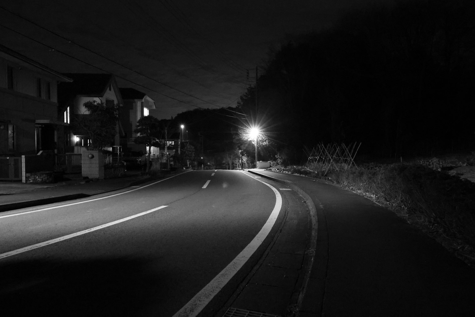 夜景中的弯曲道路和街灯照明