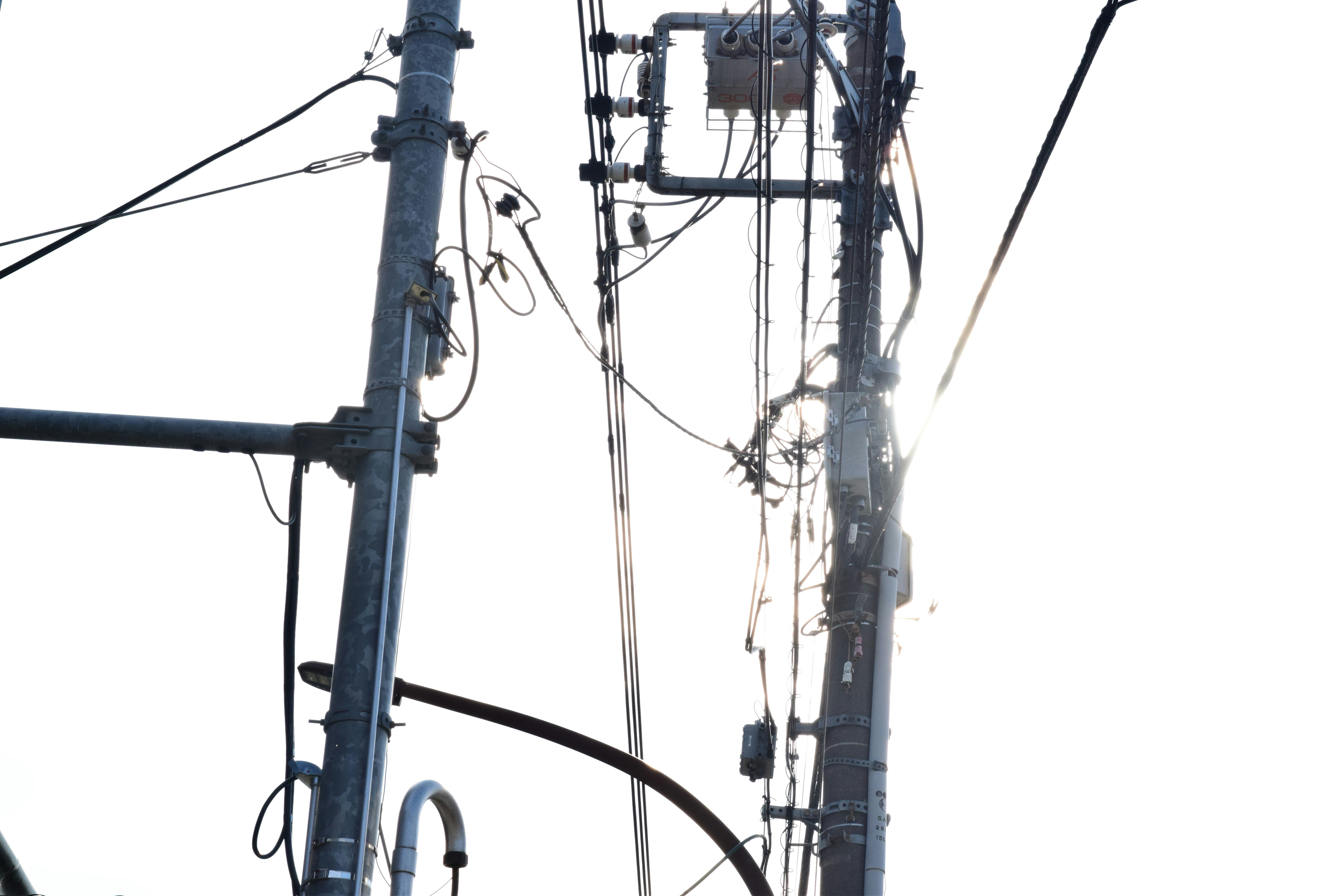 電柱に張り巡らされた電線と配線のクローズアップ