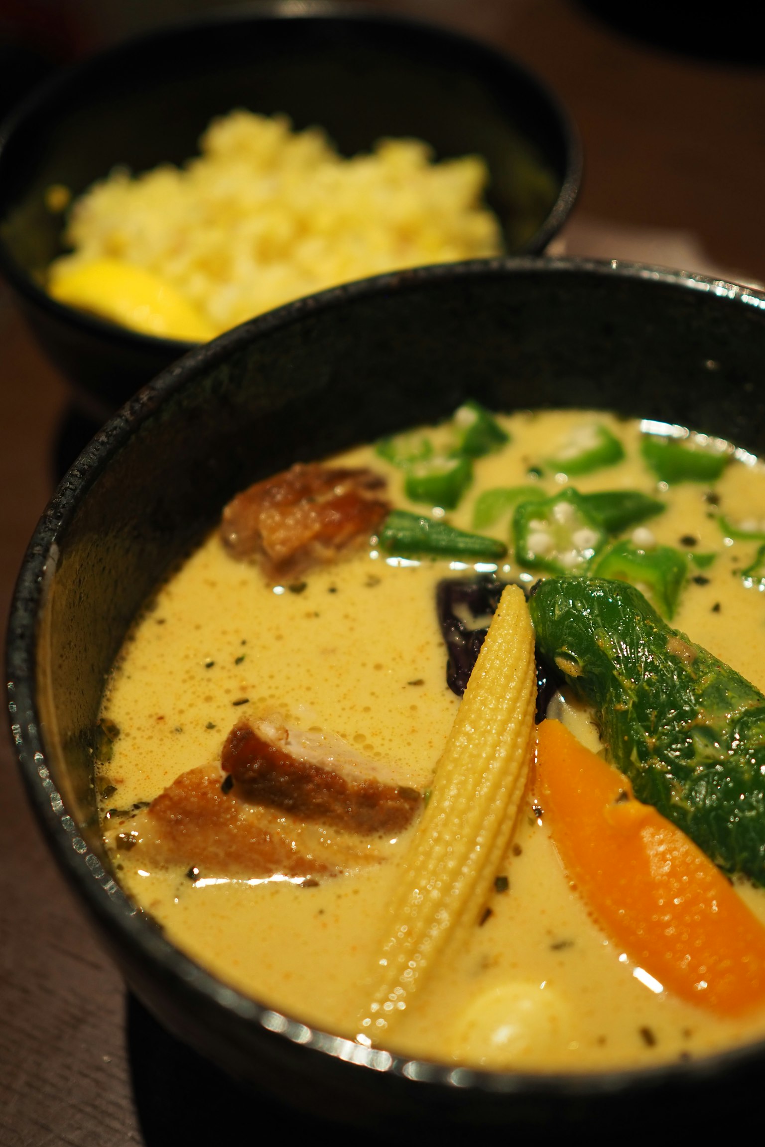 奶油湯配蔬菜和肉類，搭配黃色米飯