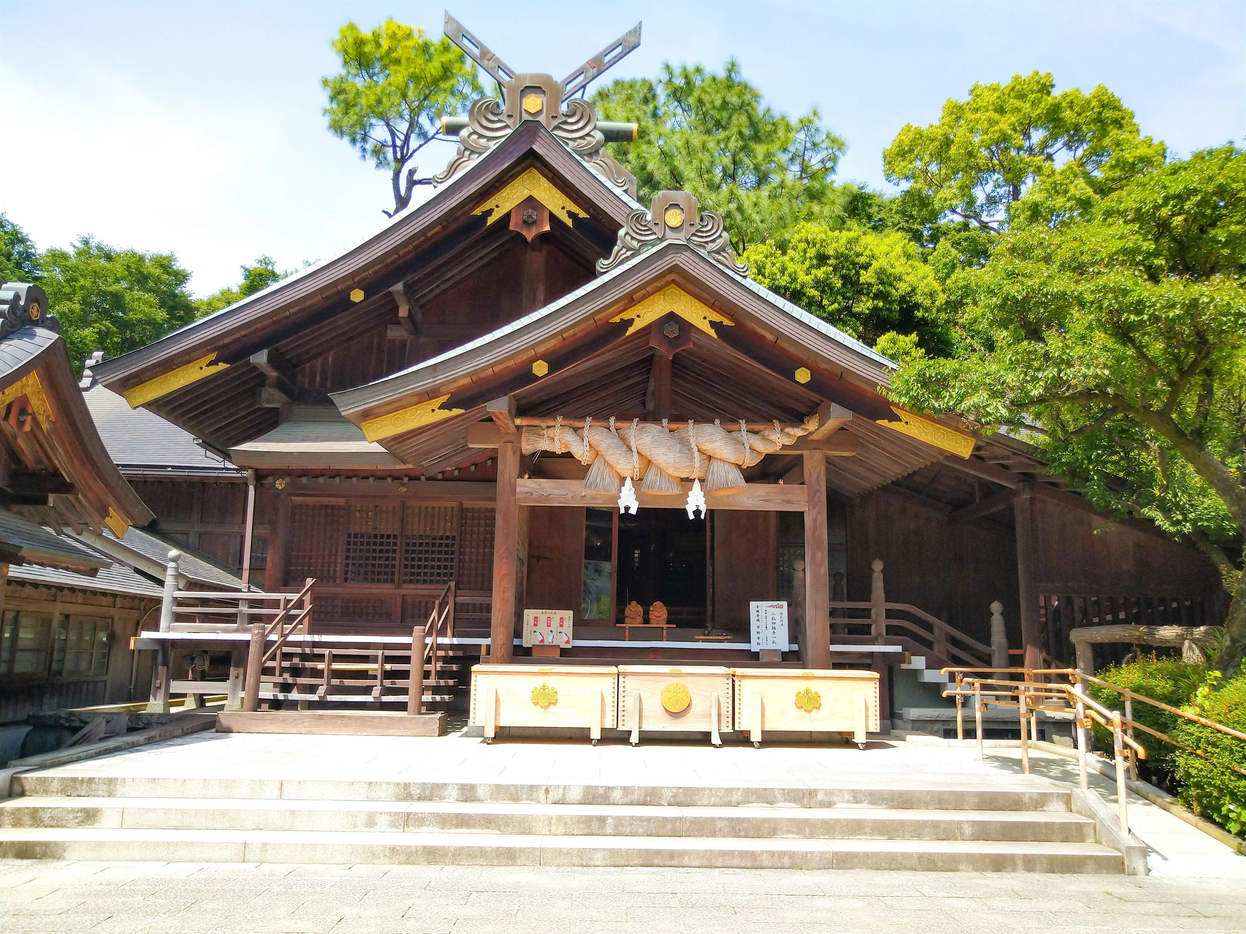 木質神社的拜殿與石階入口