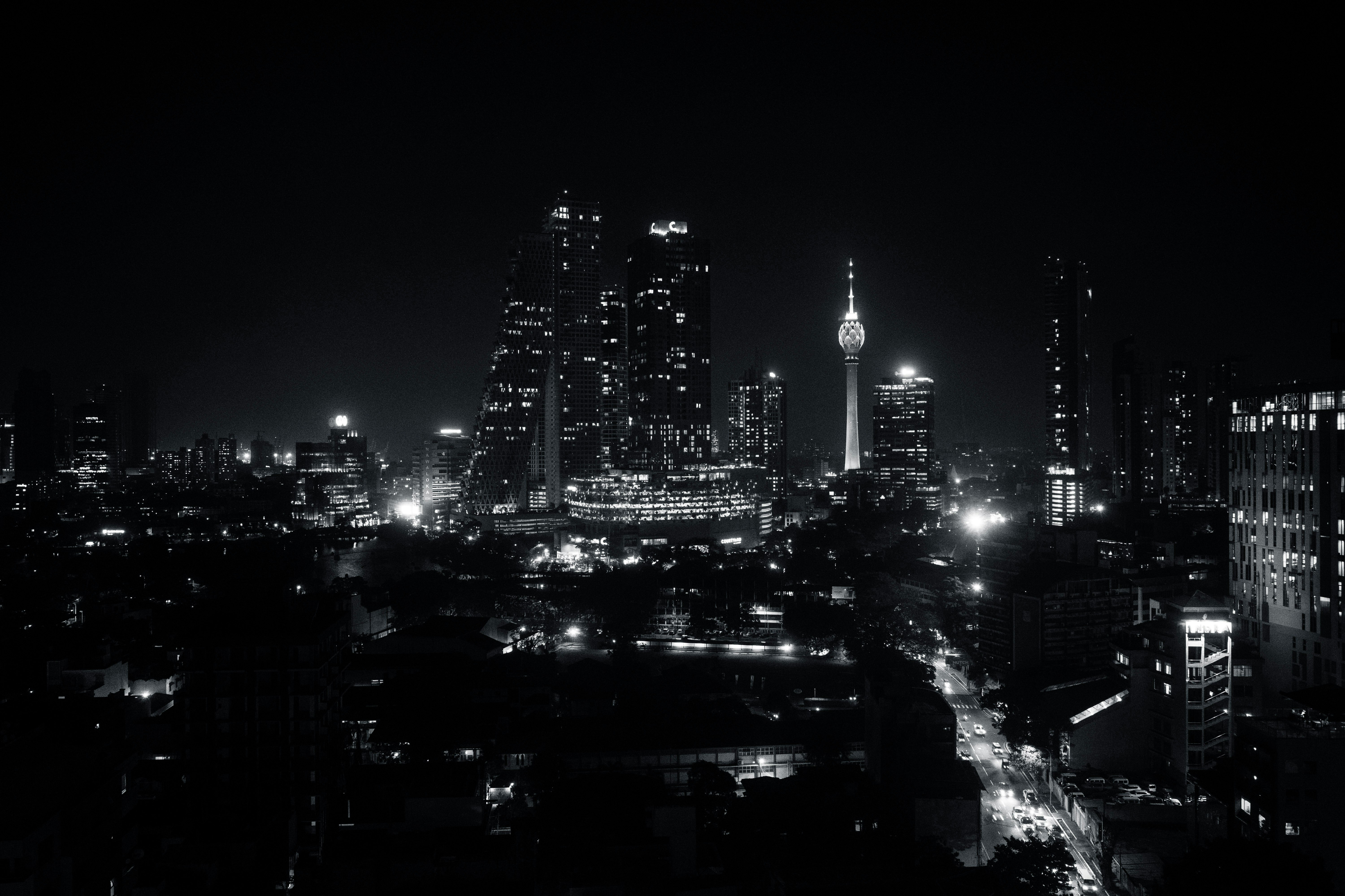 skyline nocturne de gratte-ciel avec une tour illuminée