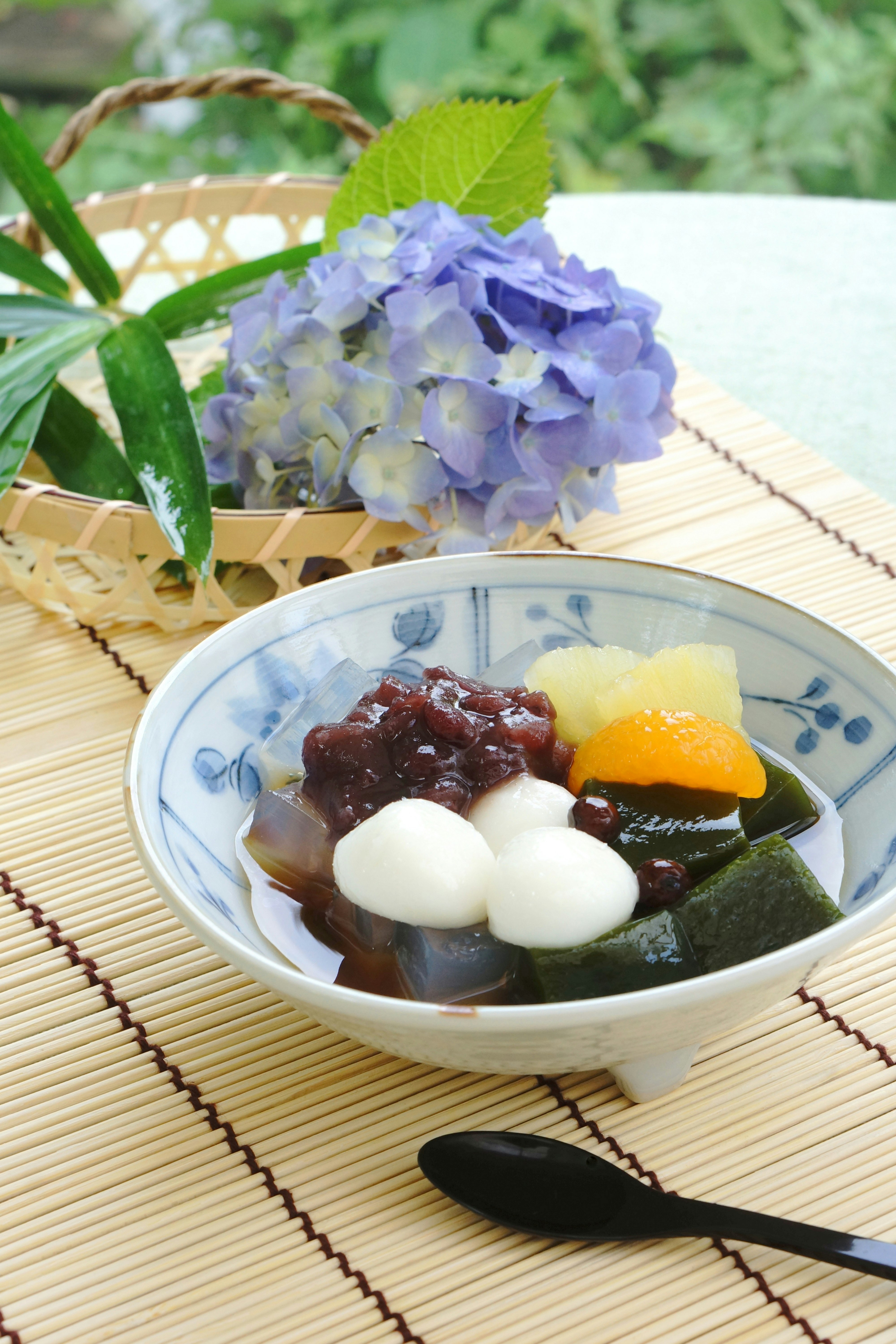 繡球花與日式甜品小碗