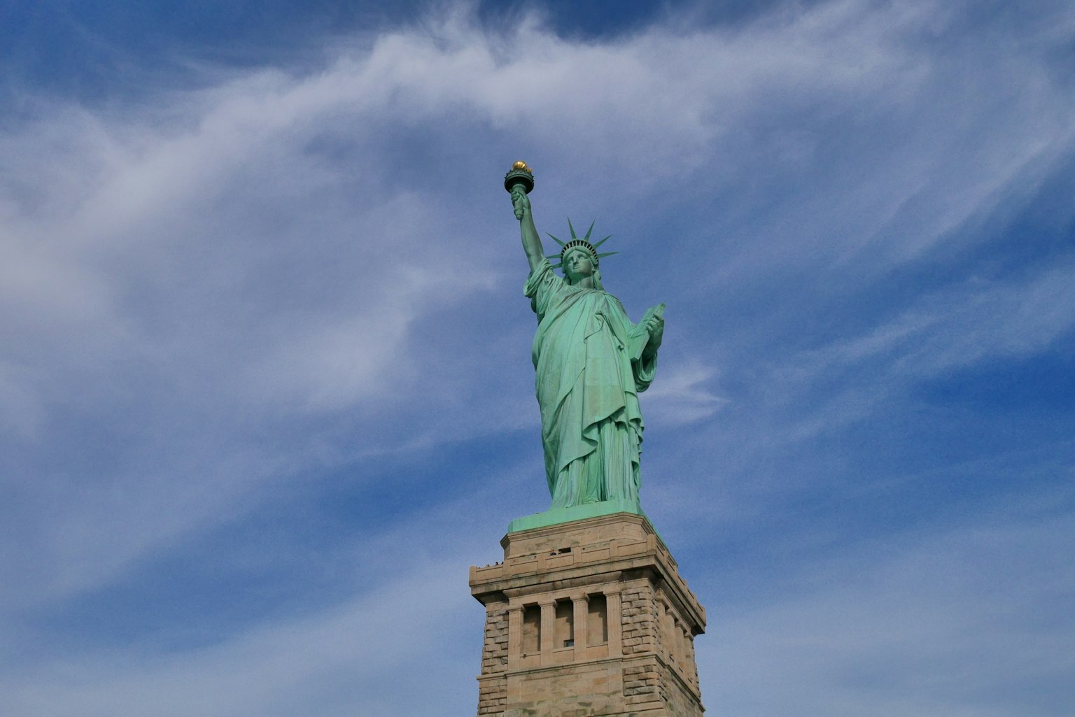 Freiheitsstatue steht unter einem blauen Himmel