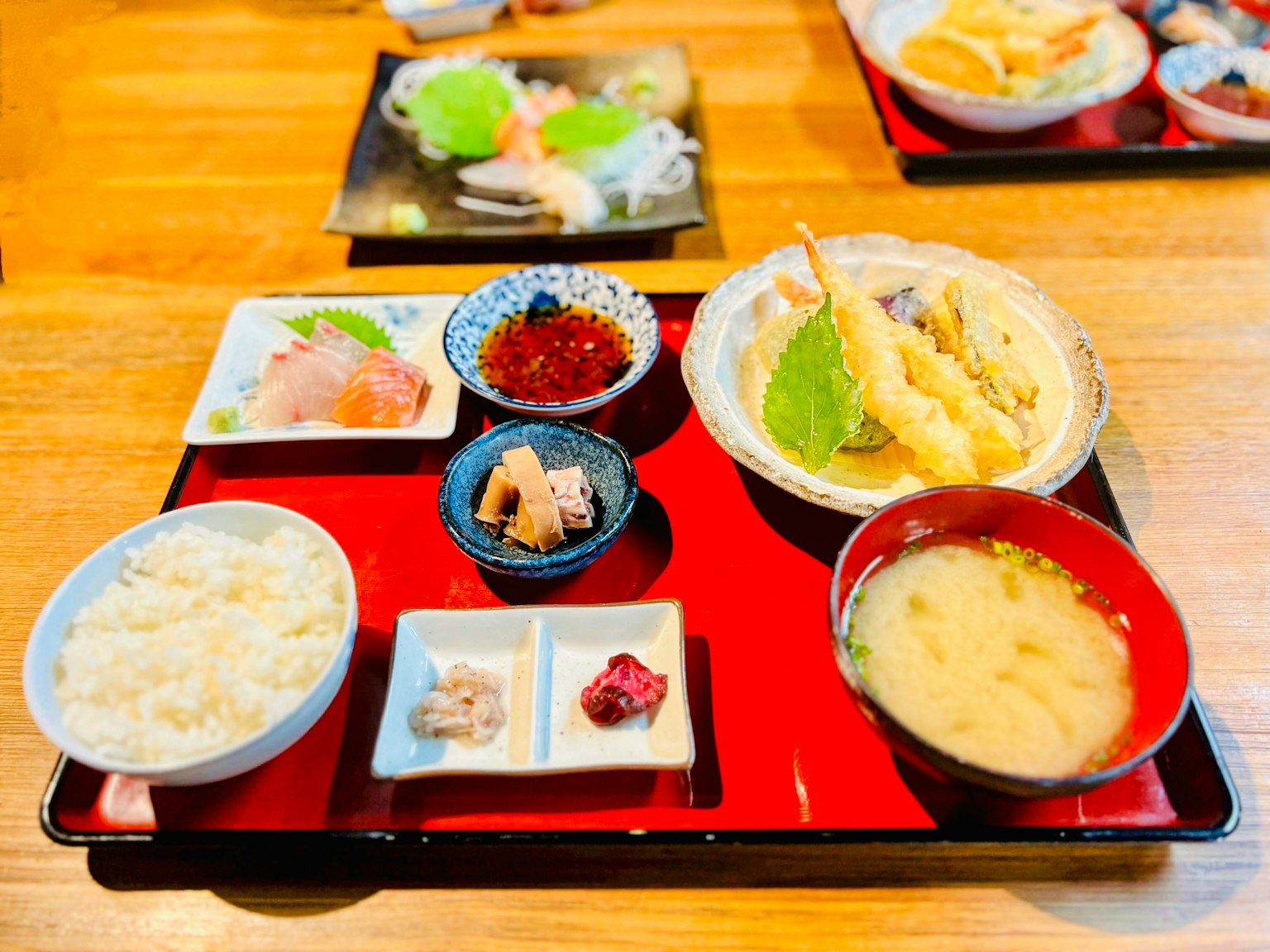 Món ăn Nhật Bản được trình bày đẹp mắt với tempura và sashimi