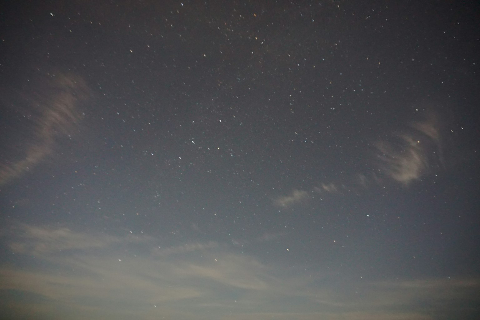 星星和薄雲的夜空