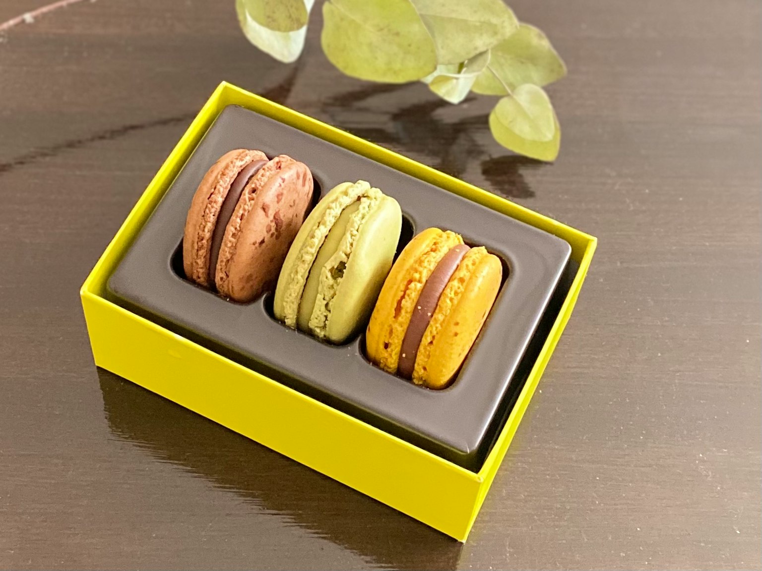 Immagine di macarons colorati in una scatola gialla