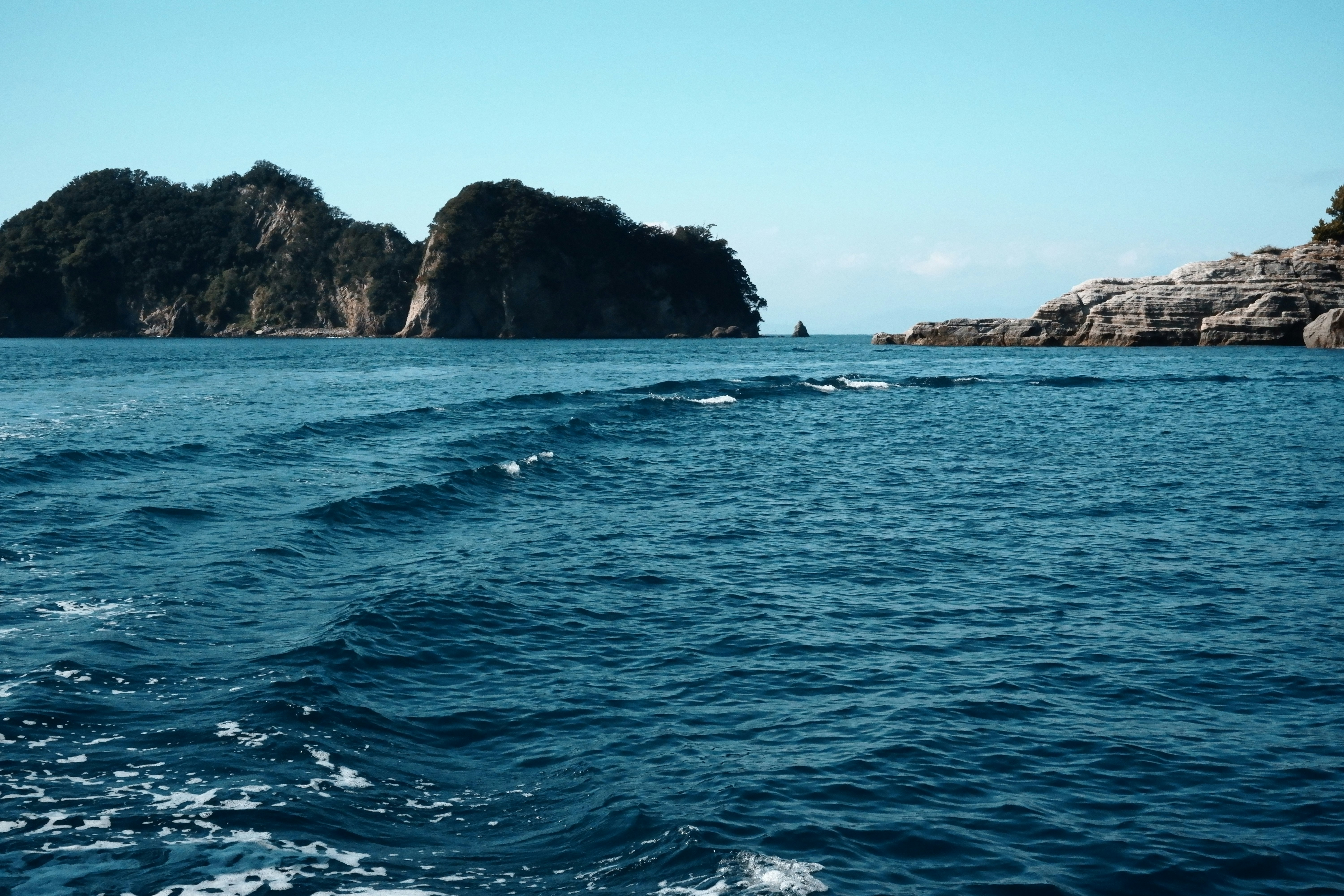 青い海と岩場のある海岸の風景