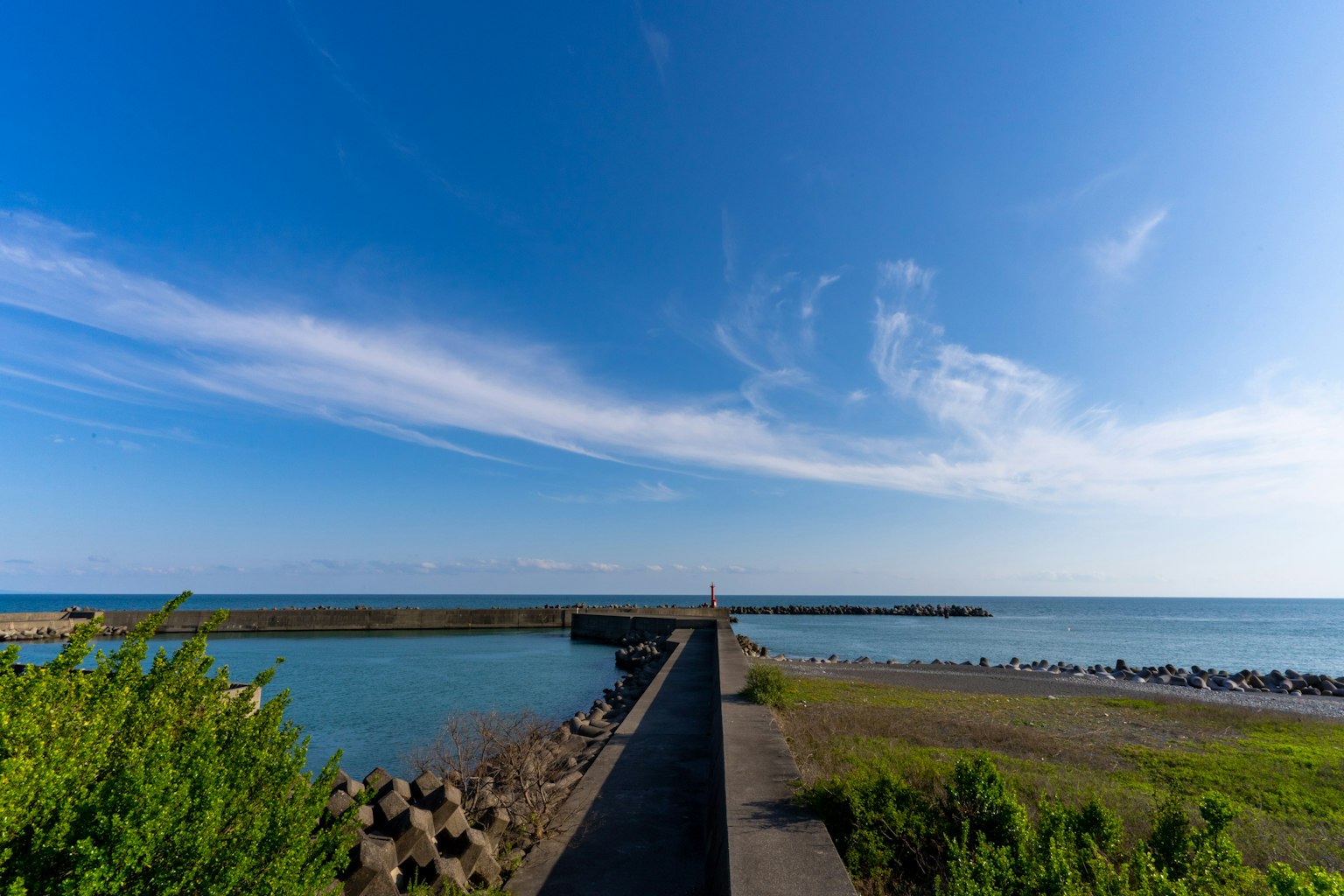 Vue panoramique d'un brise-lames avec ciel bleu et mer