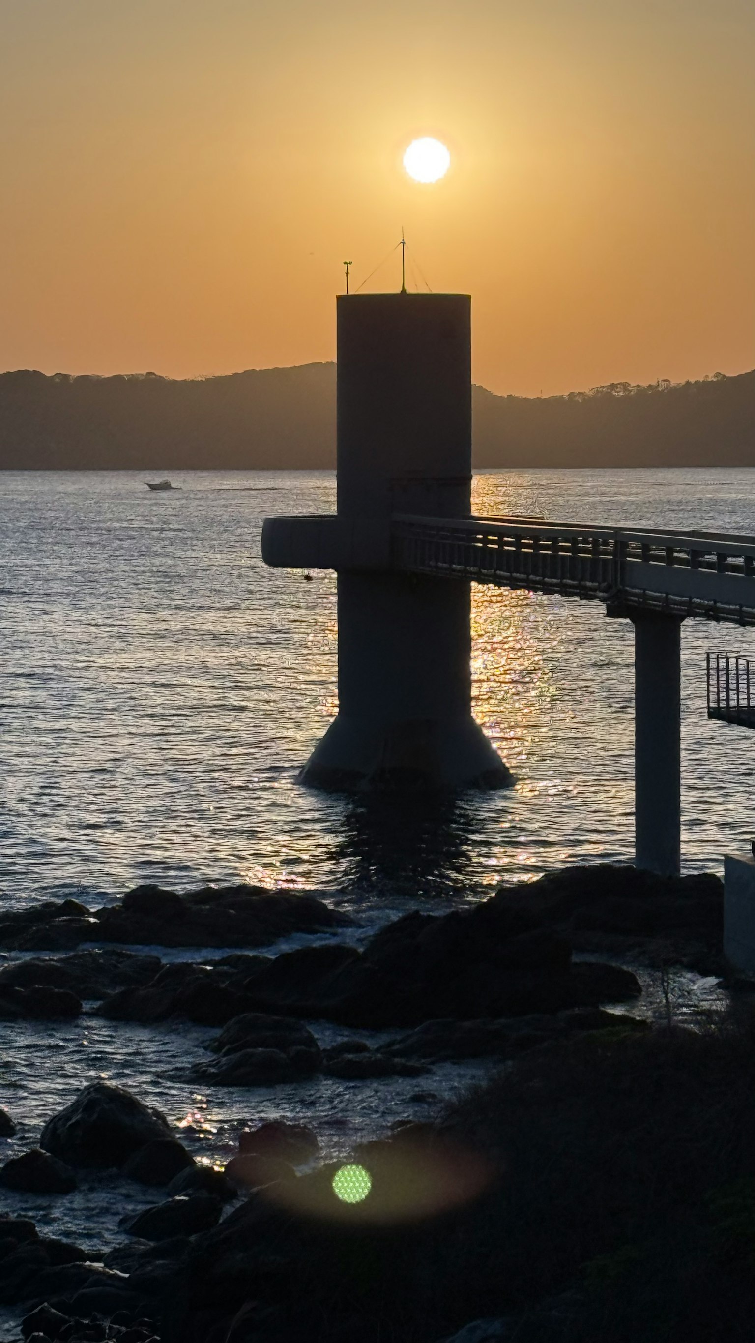 海岸码头和支柱上的日落