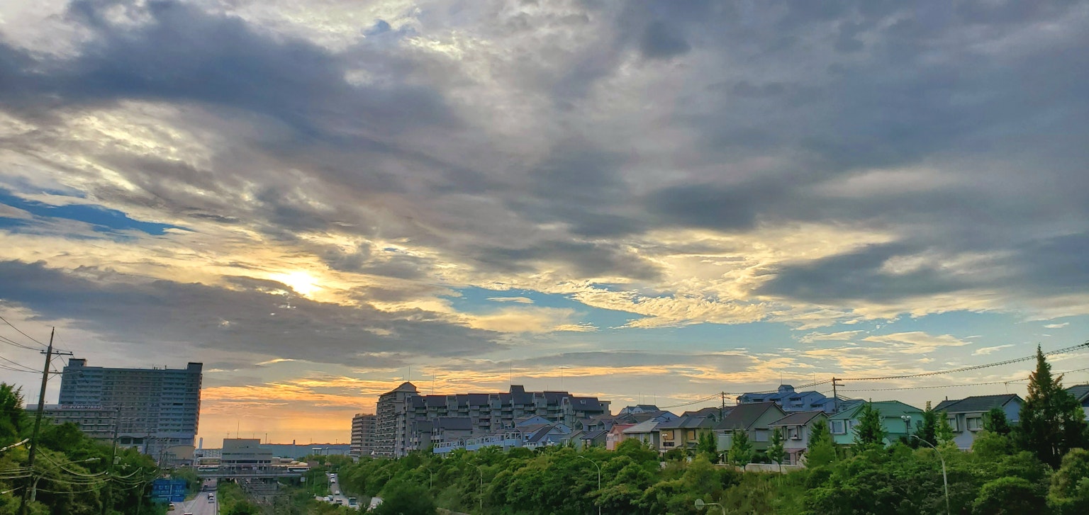 城市景观与多云的天空和日落