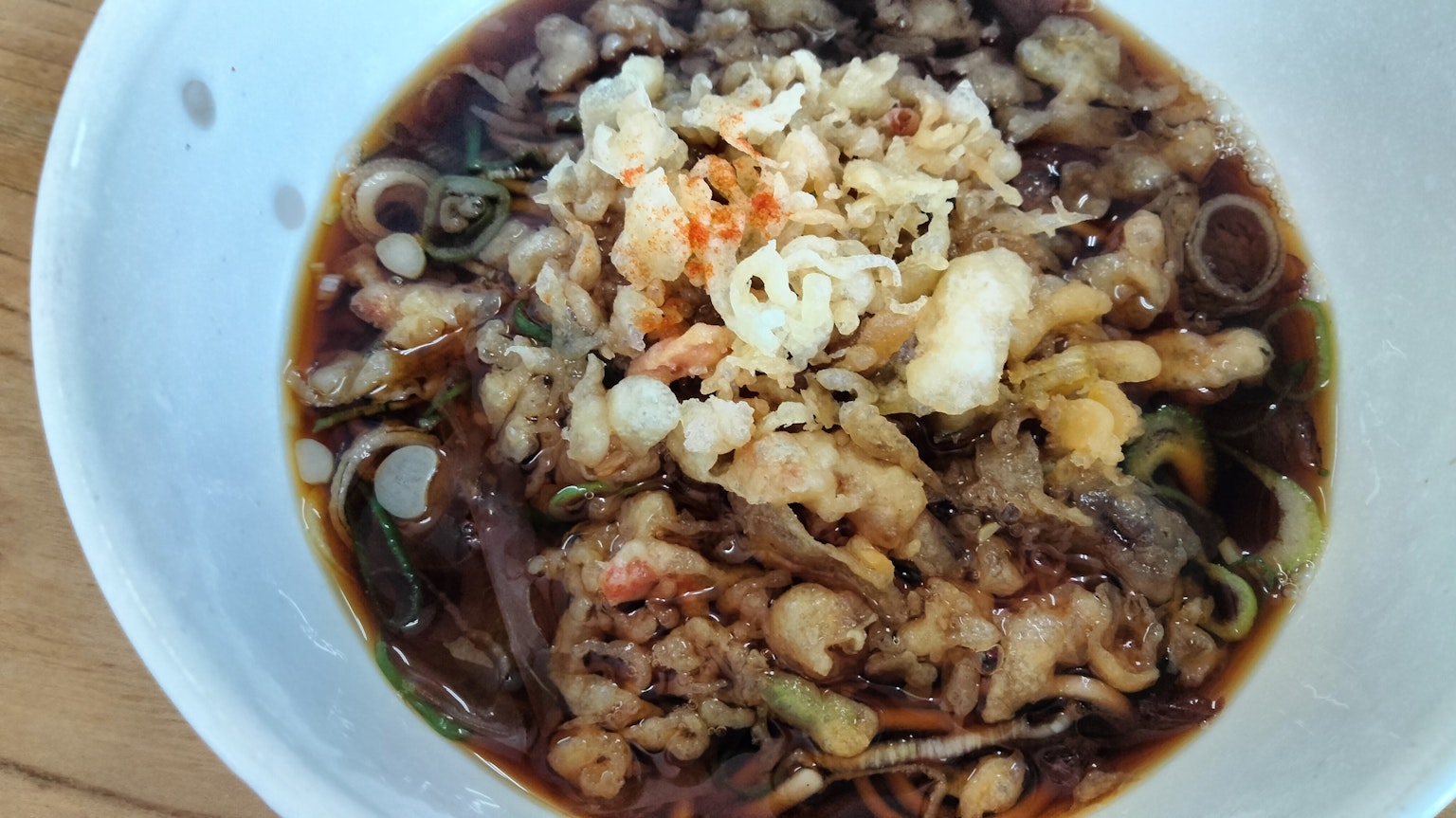 海鮮和蔬菜湯面的碗