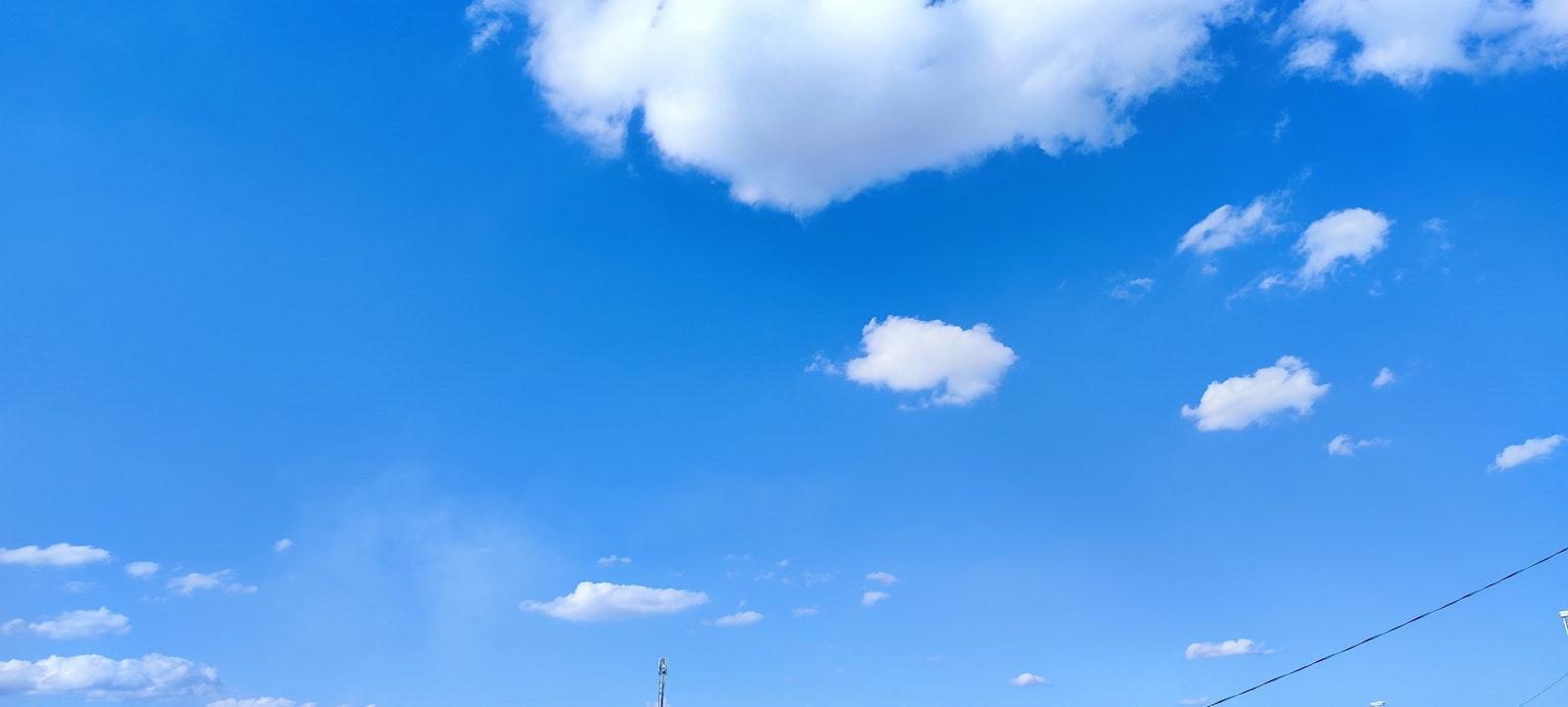Un cielo azzurro chiaro con nuvole bianche soffici