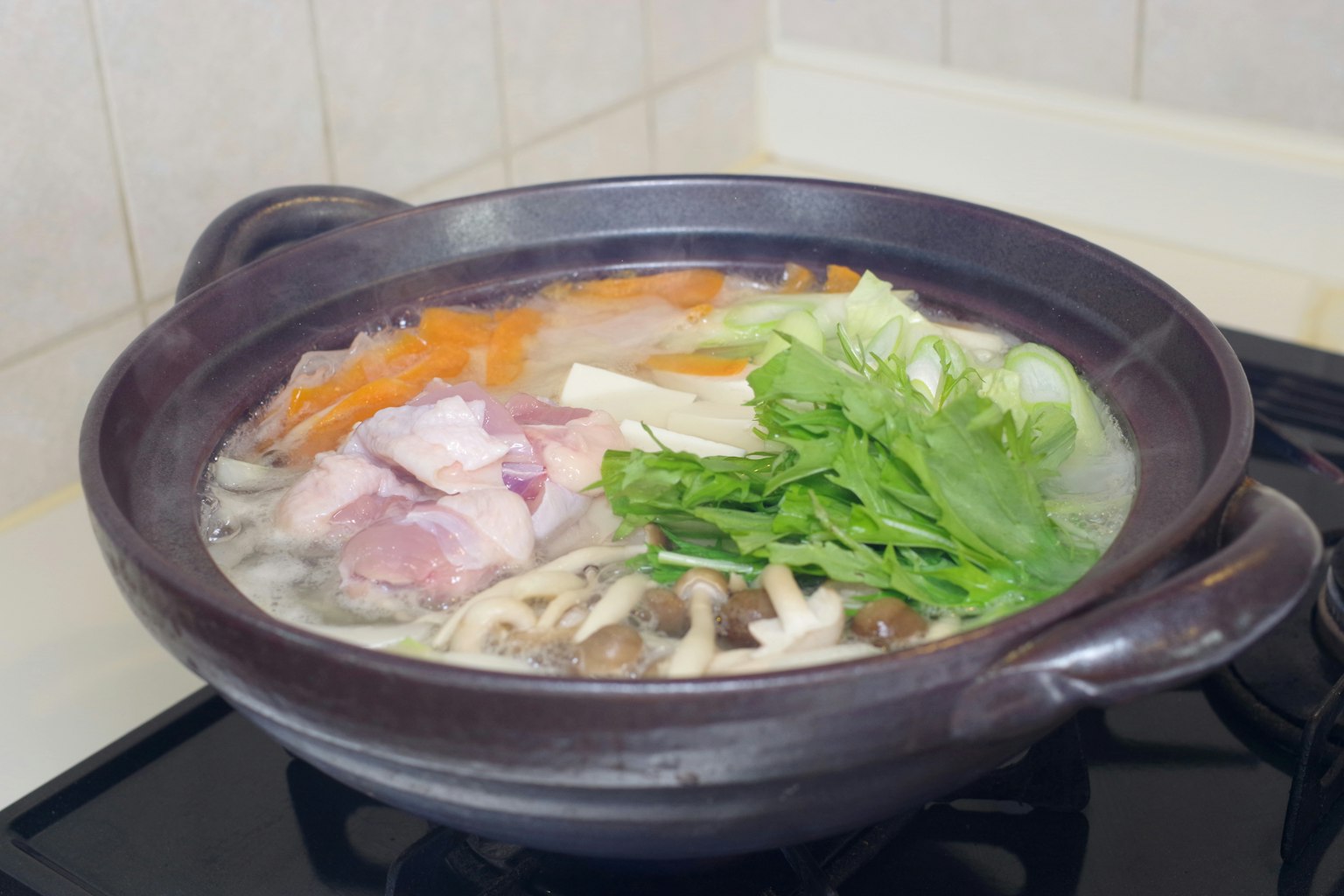 หม้อชาบูที่มีผักสดและเนื้อ
