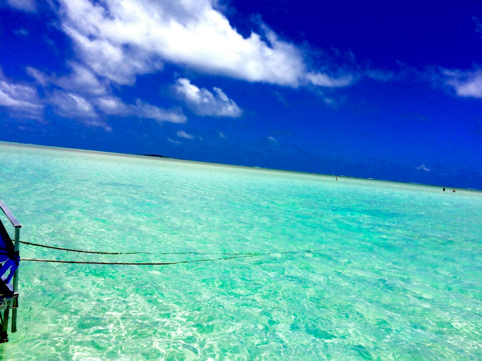 Szenische Aussicht auf einen Strand mit blauem Himmel und klarem türkisfarbenem Wasser